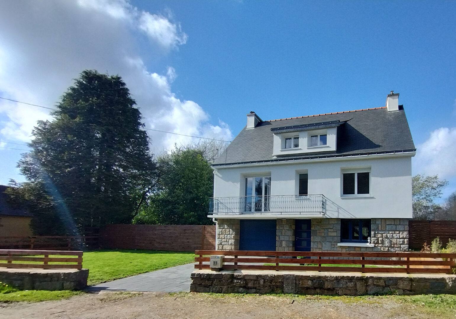 Four-bedroom property in Morbihan, Brittany, featuring a spacious garden and modern exterior design.