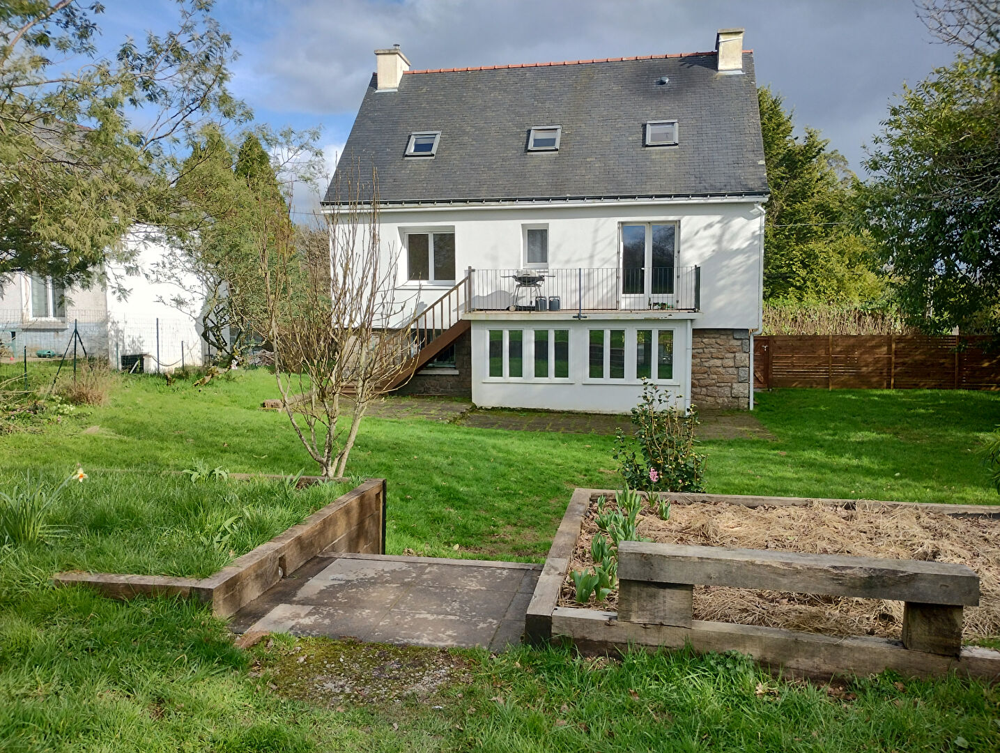 Four-bedroom property in Morbihan, Brittany, featuring a garden and a terrace at the rear.