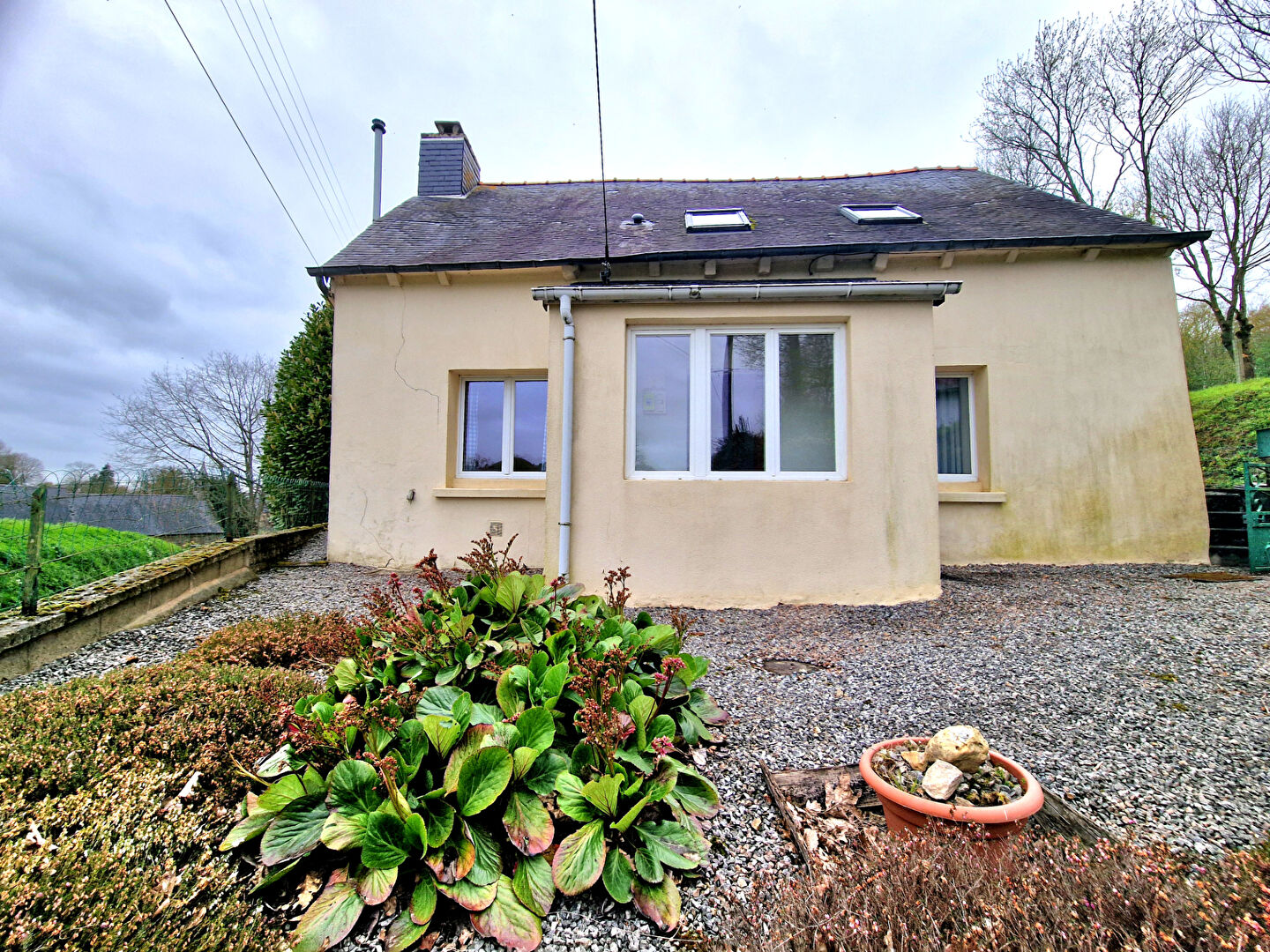 Three-bedroom property in Côtes-d'Armor, Brittany, featuring a gravel garden and views of surrounding greenery.