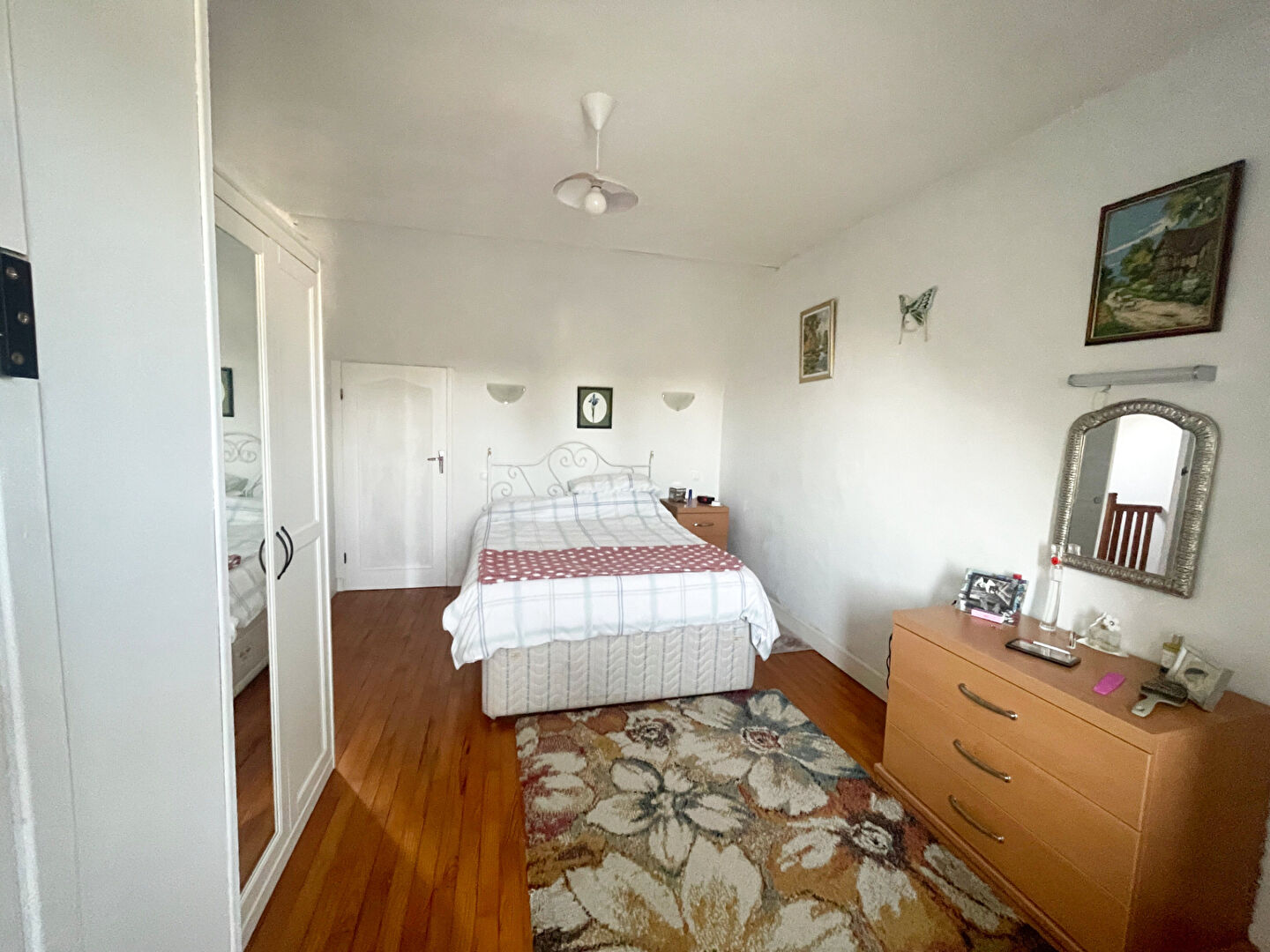 Spacious bedroom in a property located in Finistère, Brittany, featuring wooden flooring and ample natural light.