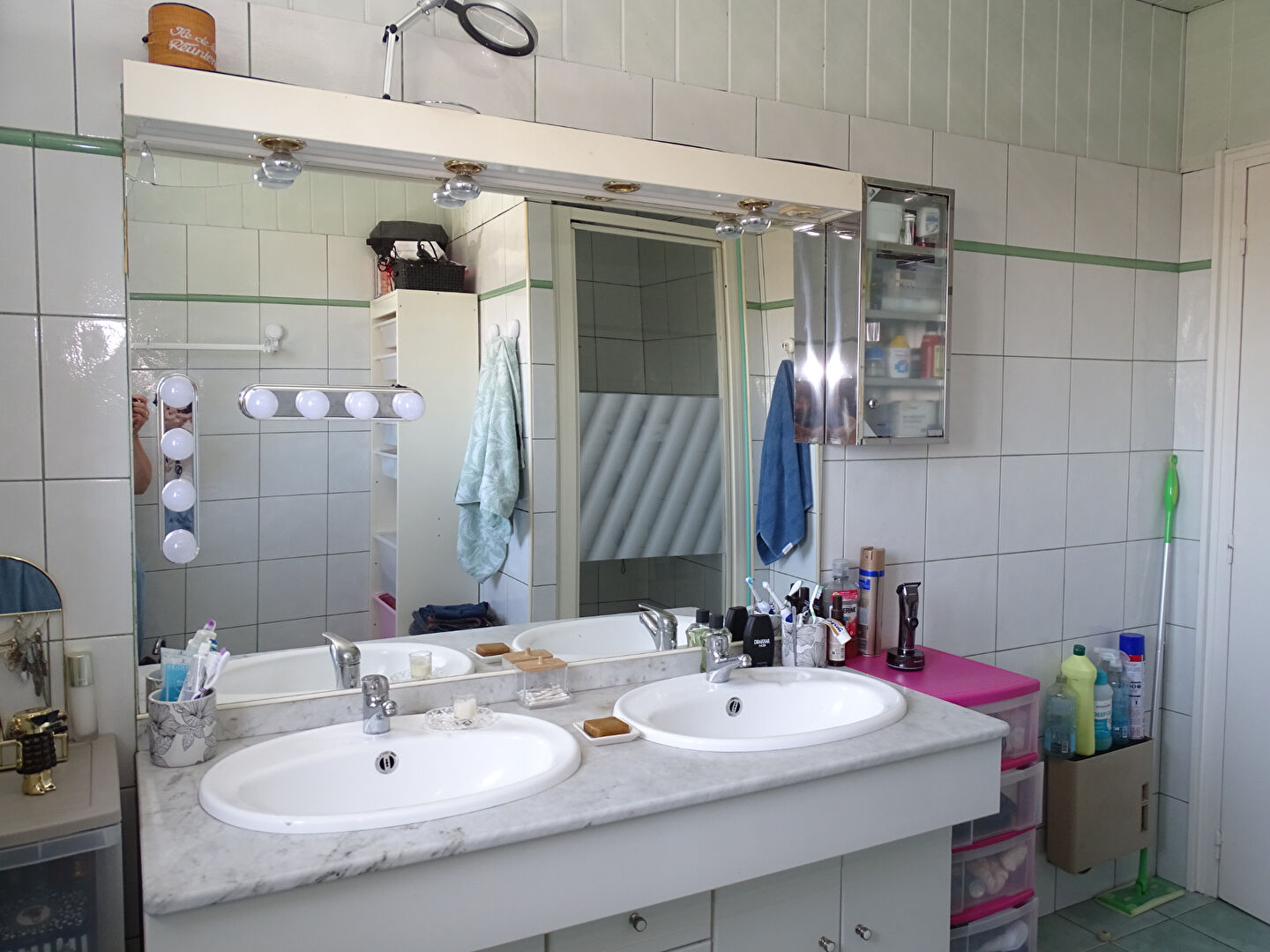 Spacious bathroom featuring double sinks and ample storage, located in Finistère, Brittany.