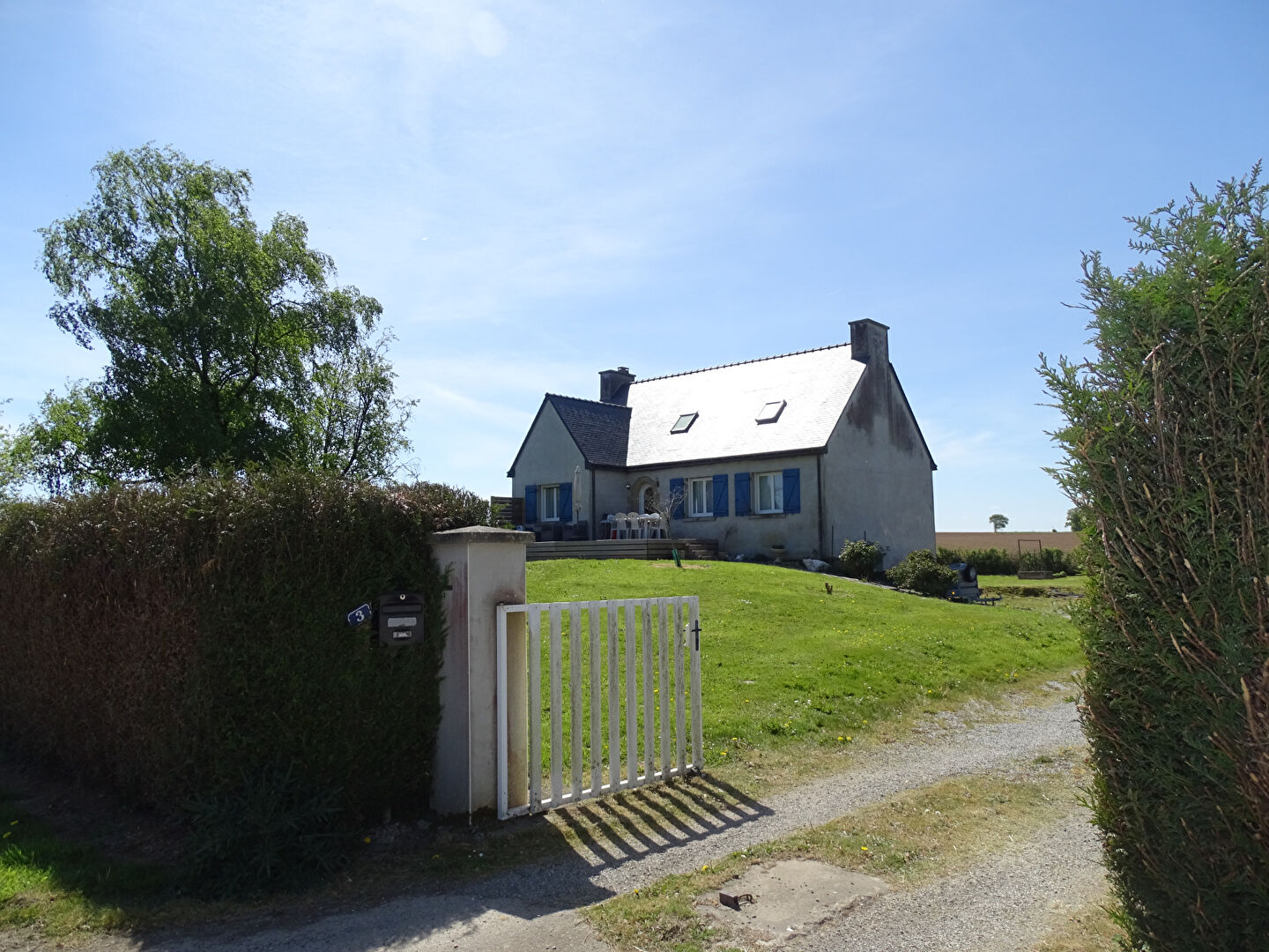 Four-bedroom property in Finistère, Brittany, featuring a garden and scenic views.