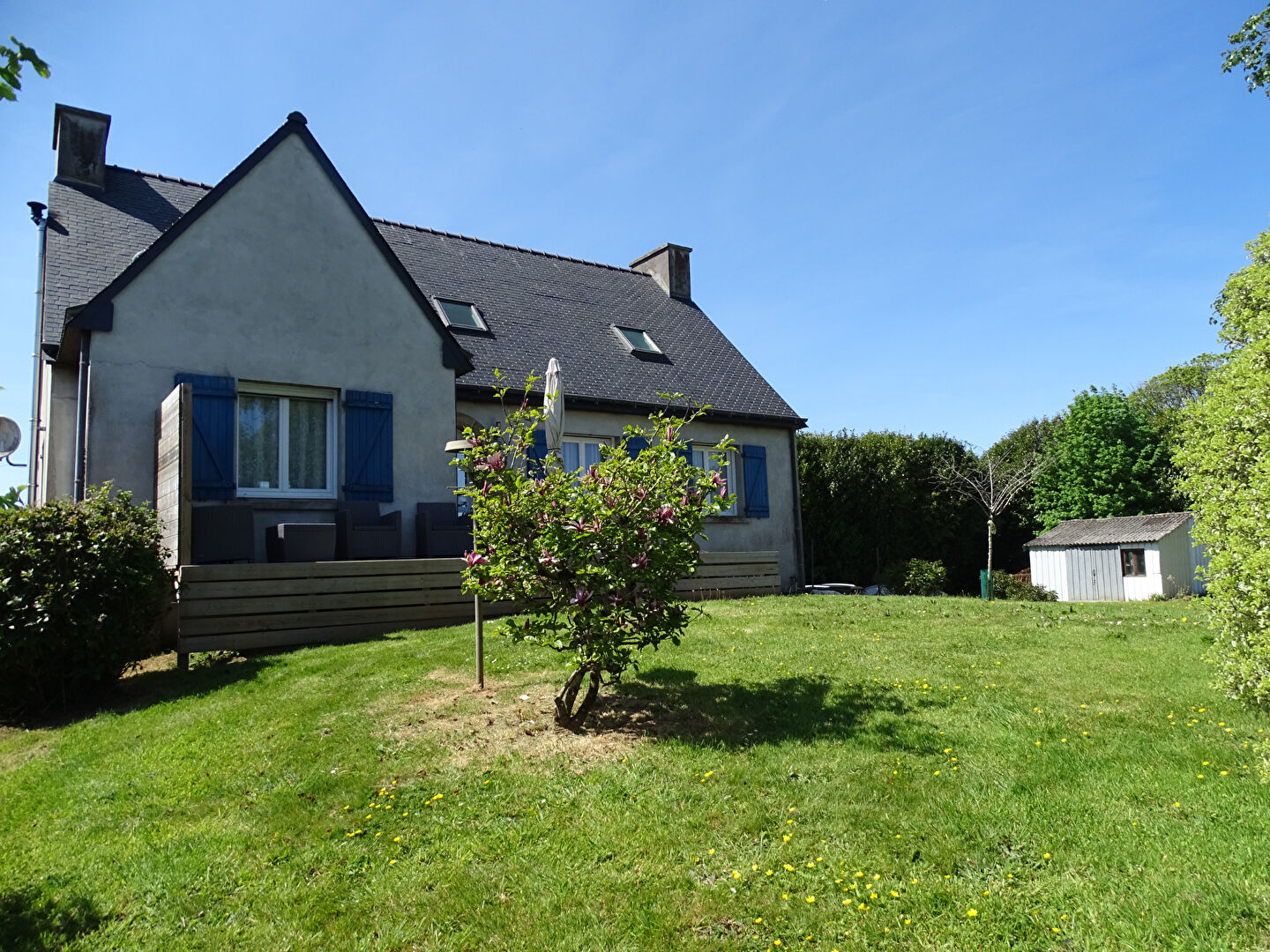 Four-bedroom property in Finistère, Brittany, featuring a garden, terrace, and adjacent outbuilding.