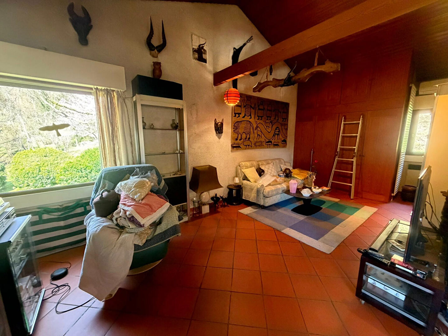Spacious living area with eclectic decor in a property located in Haute-Vienne, Nouvelle-Aquitaine, 87520.