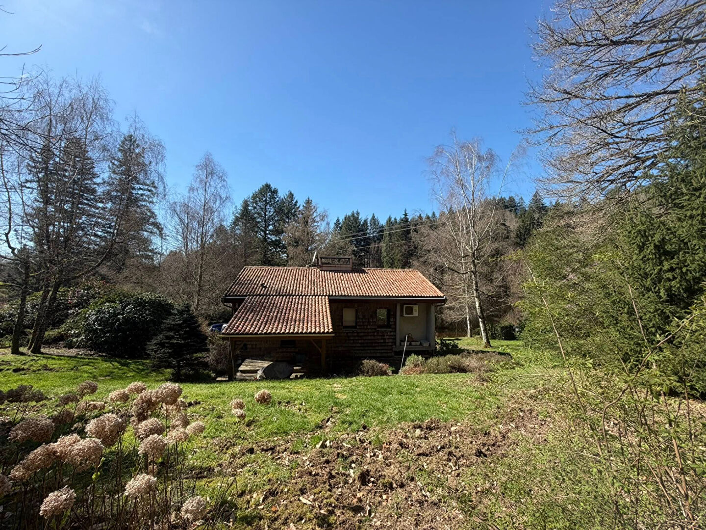 Property in Haute-Vienne, Nouvelle-Aquitaine, featuring a garden and trees, with a charming exterior and a tiled roof.