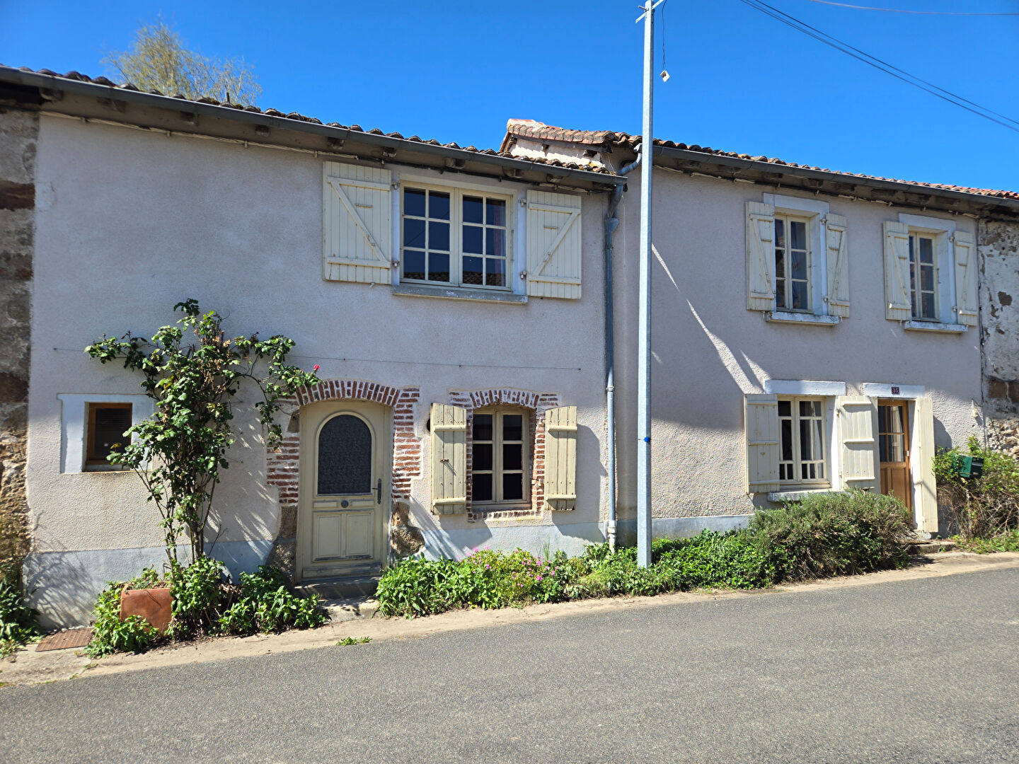 CHARENTE : Maison de village bien présentée avec 2 chambres, grange attenante et grand jardin arboré, idéalement située près de la ville historique de Confolens