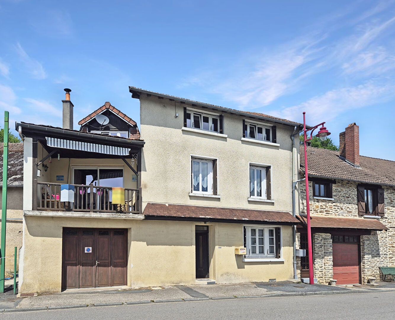 Three-bedroom property in Haute-Vienne, Nouvelle-Aquitaine, featuring a balcony and traditional architecture.