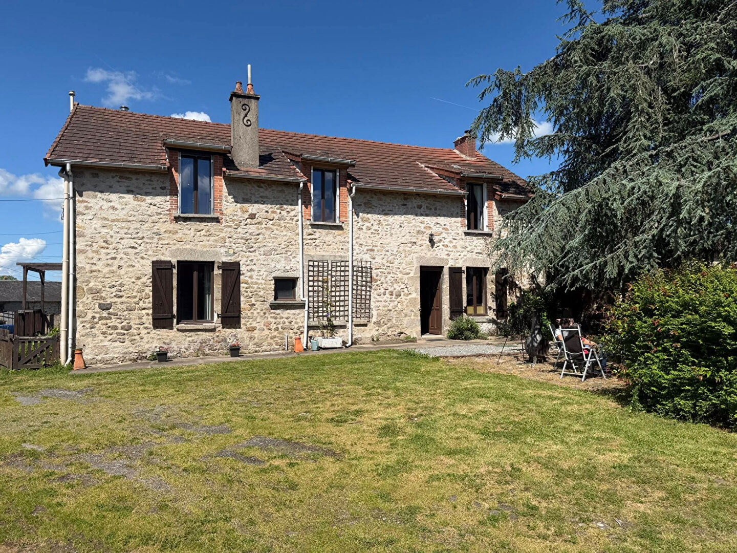 CREUSE - Superbe ferme entièrement rénovée avec dépendances et 2,7 hectares de terrain.