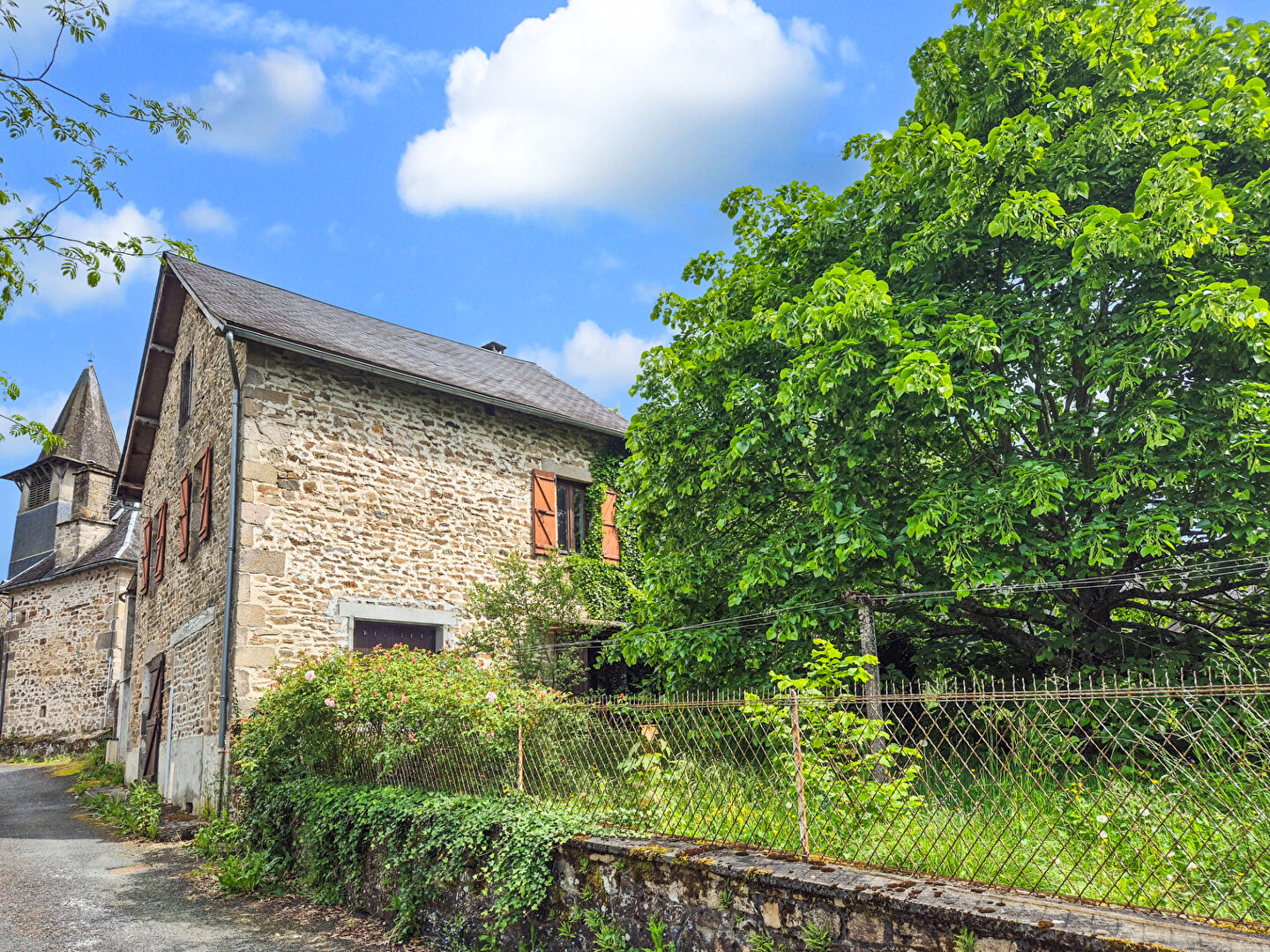 CORRÈZE. Le Lonzac. Maison en pierre partiellement rénovée avec une grande terrasse couverte et un jardin de 232 m².