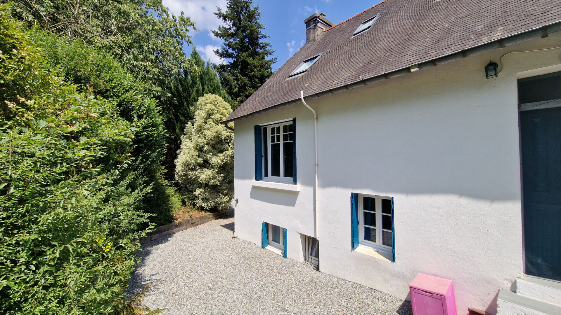 Four-bedroom property in Côtes-d'Armor, Brittany, featuring a gravel drive and well-maintained garden space.