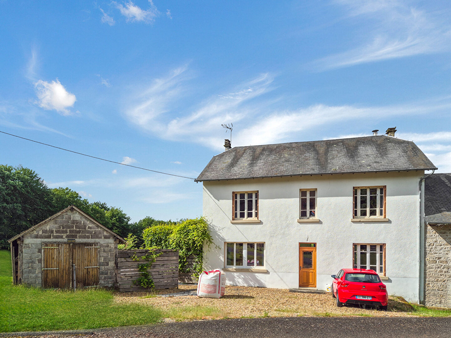 CORRÈZE. Proche d'EYMOUTIERS. Charmante maison en pierre de 3 chambres avec garage, jacuzzi et terrain de 510 m². Magnifique vue !