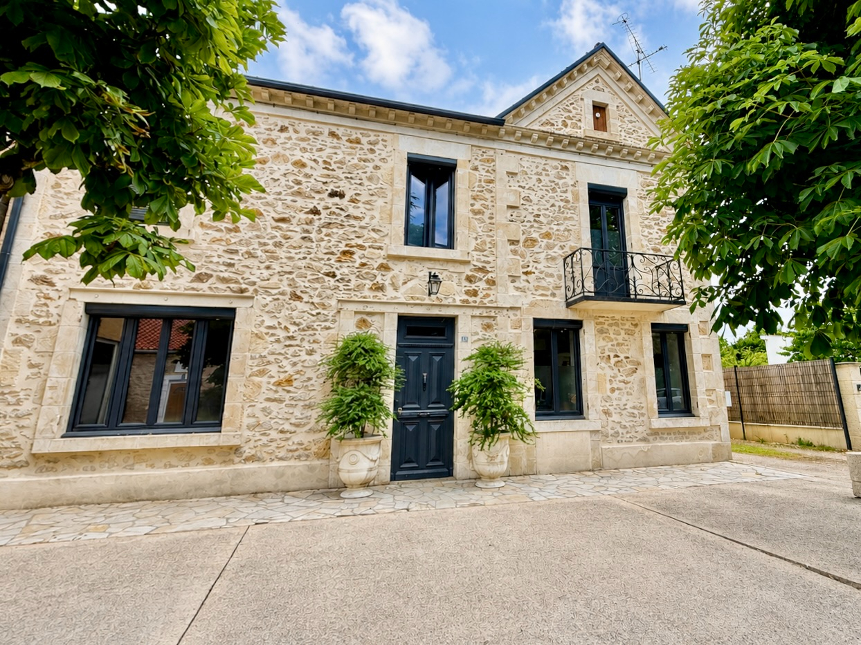 LOT-ET-GARONNE-proche MONTAYRAL Maison de village en pierre rénovée avec maison d'amis indépendante