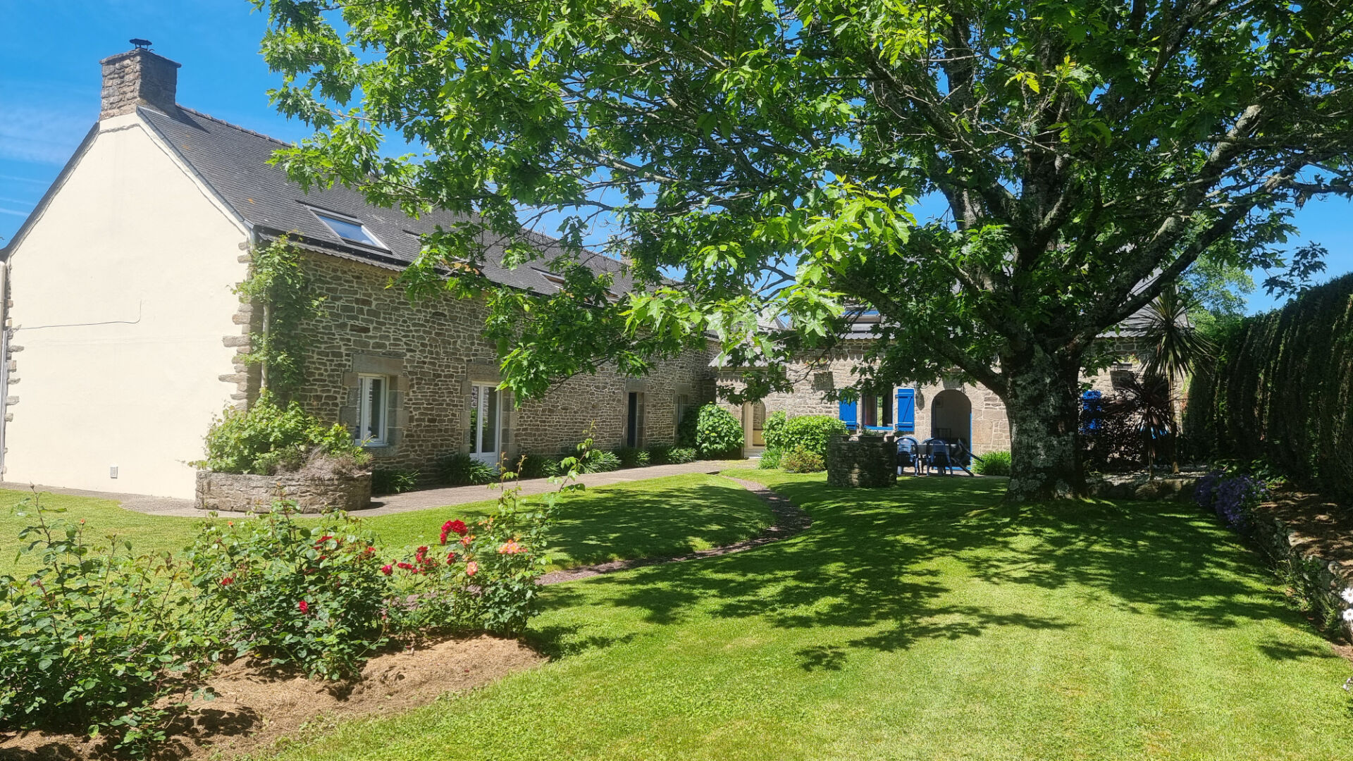 Spacious property with a garden and stone architecture in Morbihan, Brittany, featuring ample outdoor space.
