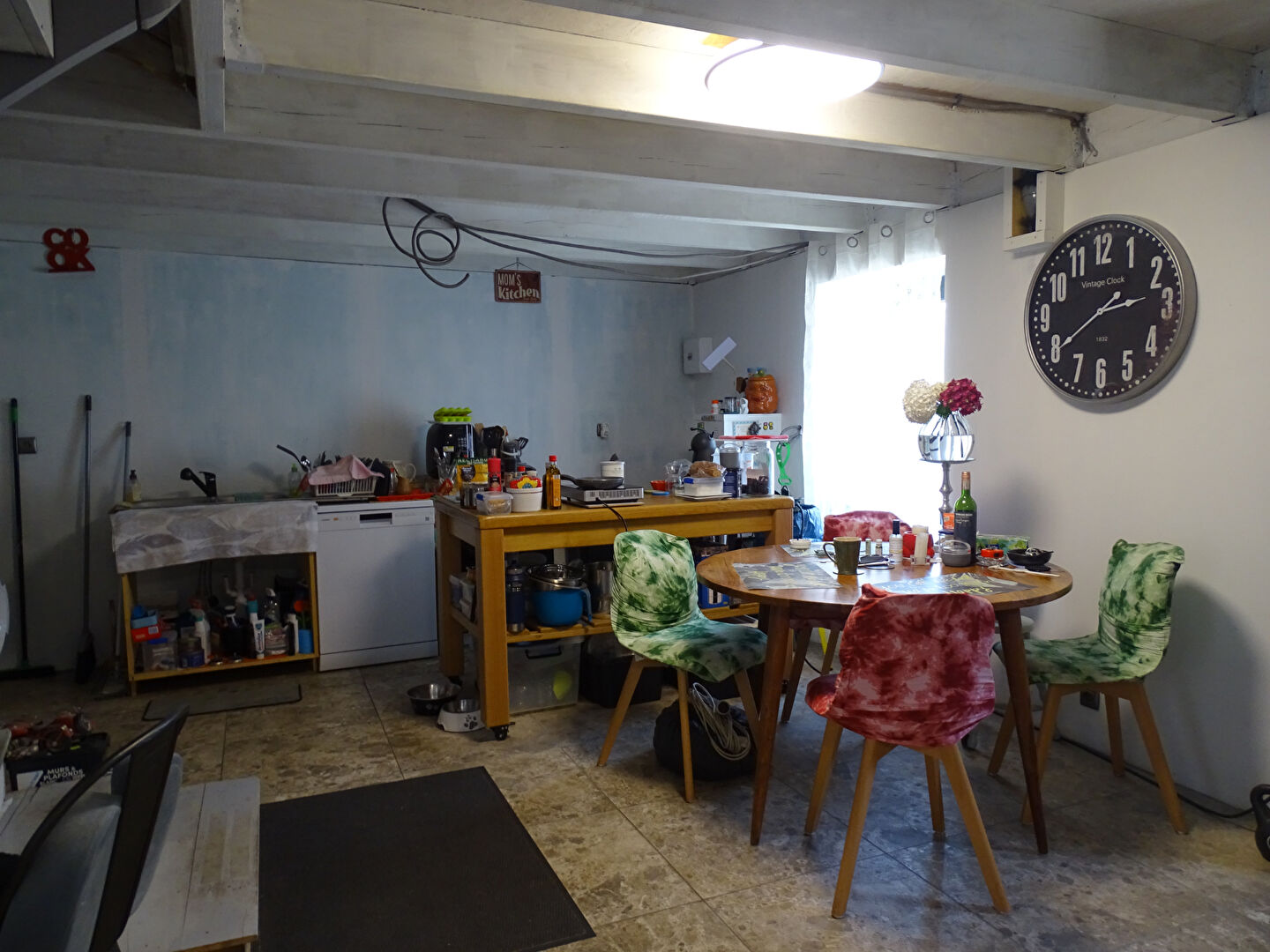 Bright kitchen and dining area in a property located in Finistère, Brittany, featuring modern appliances and cosy furnishings
