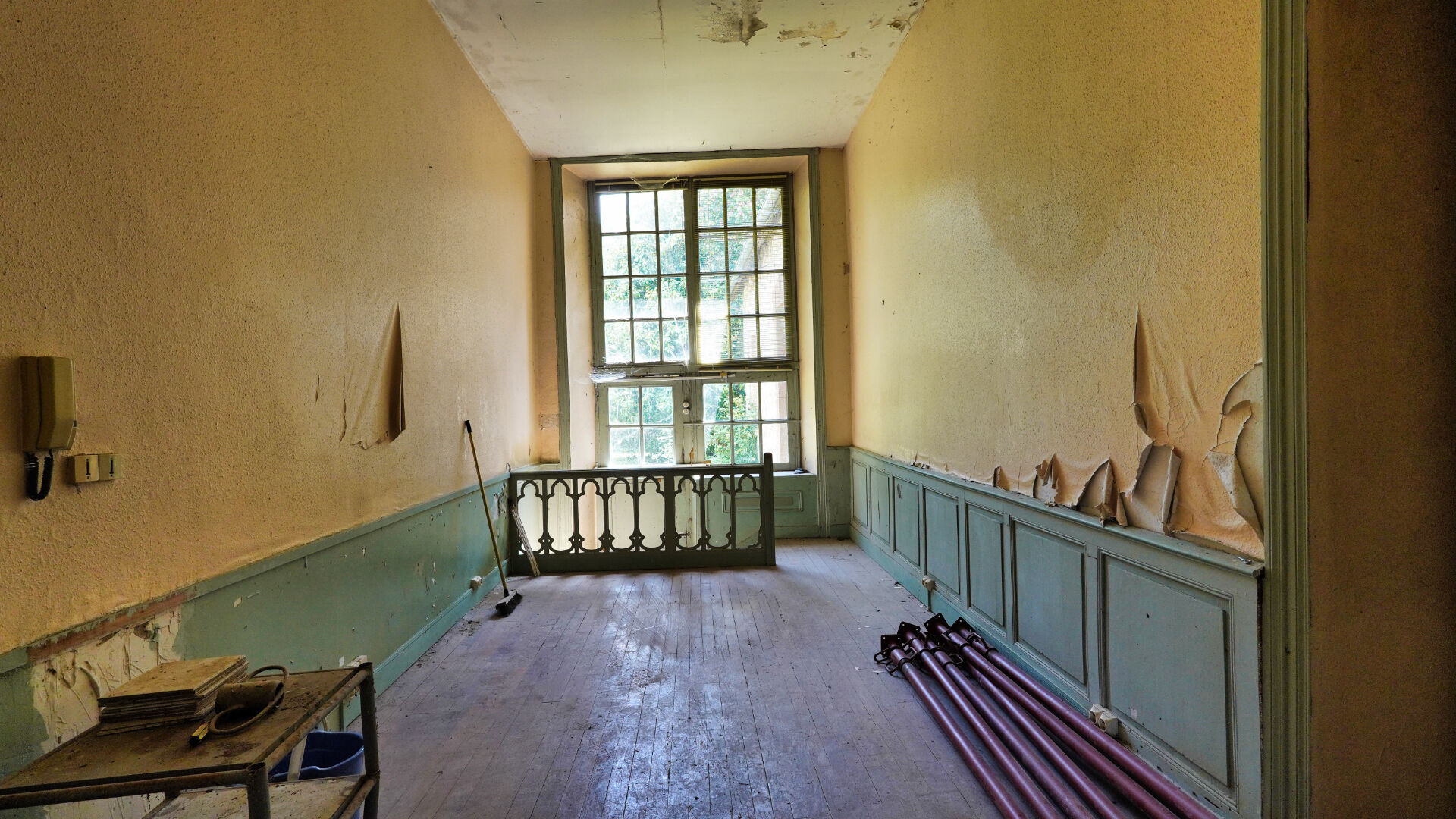 Spacious property in Morbihan, Brittany, featuring a large corridor with potential for renovation and natural light.