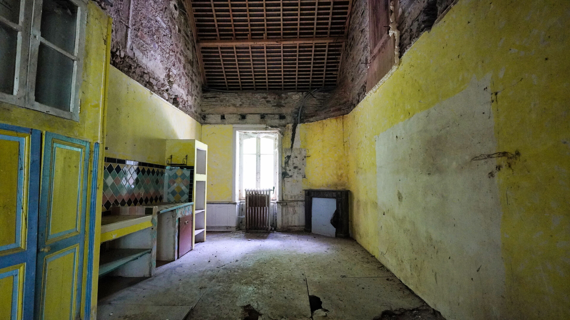 Renovation potential in this property located in Morbihan, Brittany, featuring spacious interior and original architectural