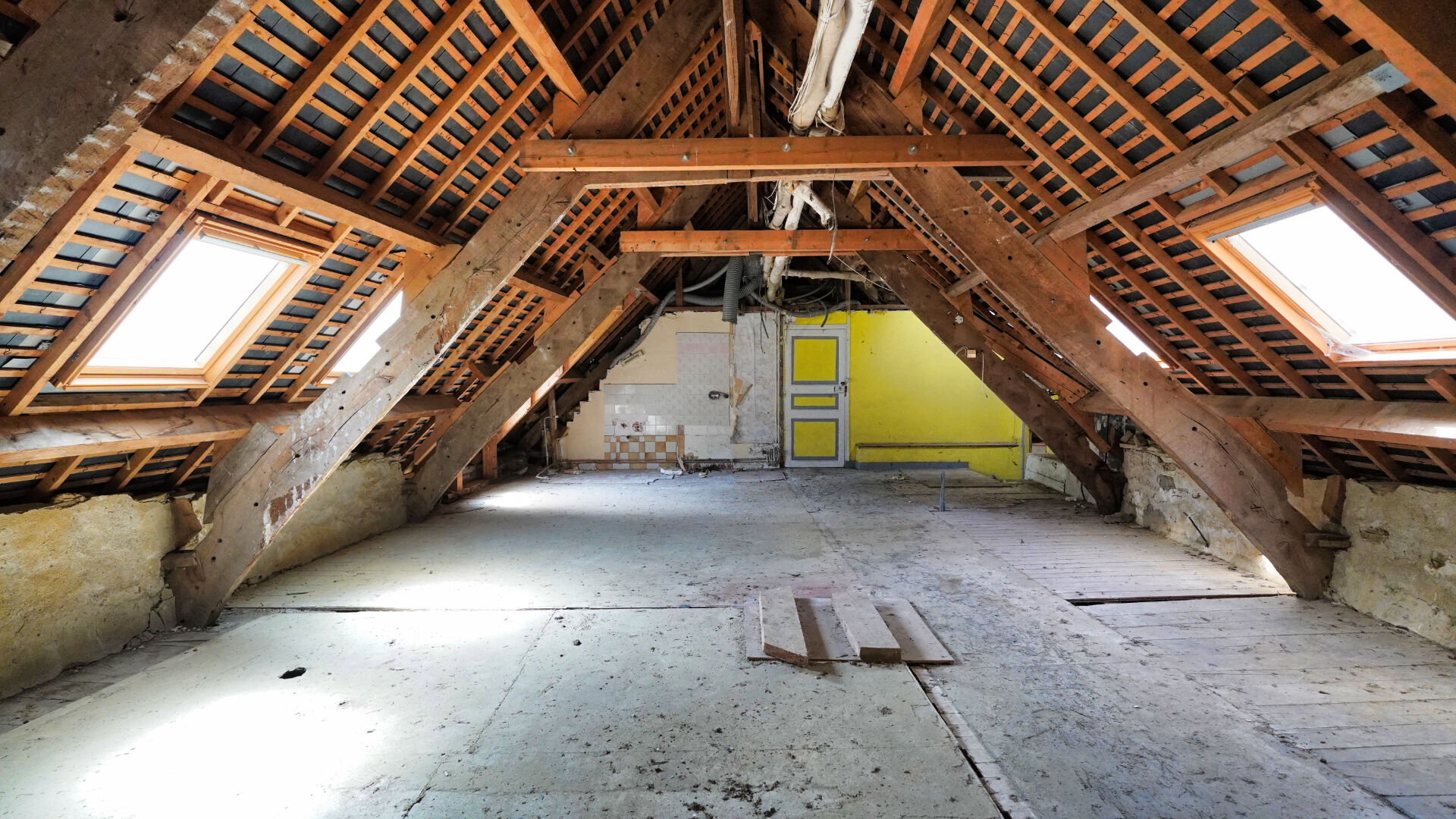 Spacious attic in a property located in Morbihan, Brittany, ideal for renovation with exposed beams and natural light.
