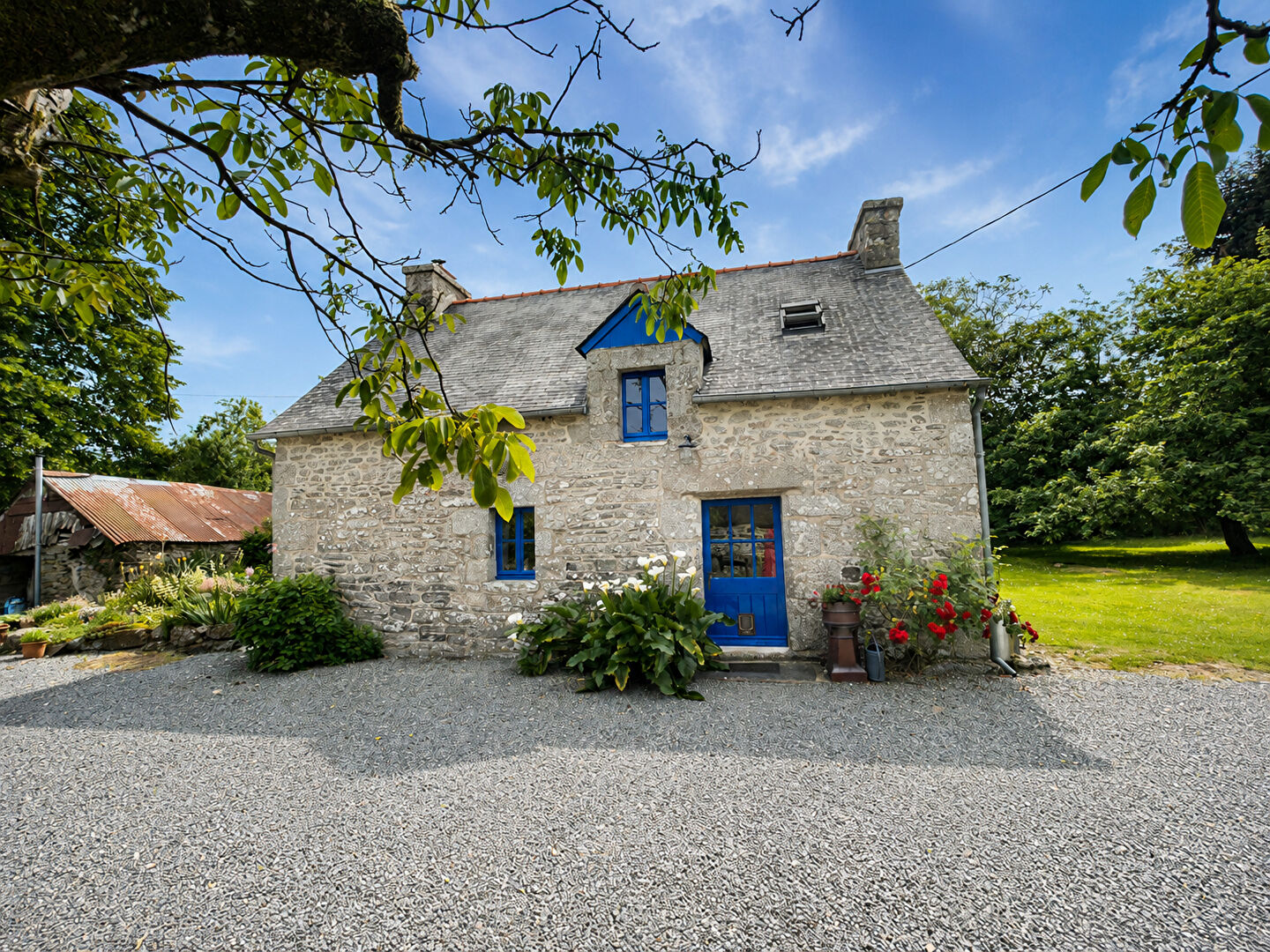 CÔTES D'ARMOR: Kergrist-Moëlou. Deux maisons de caractère avec piscine, terrain de 7500m2 et potentiel de locatif.