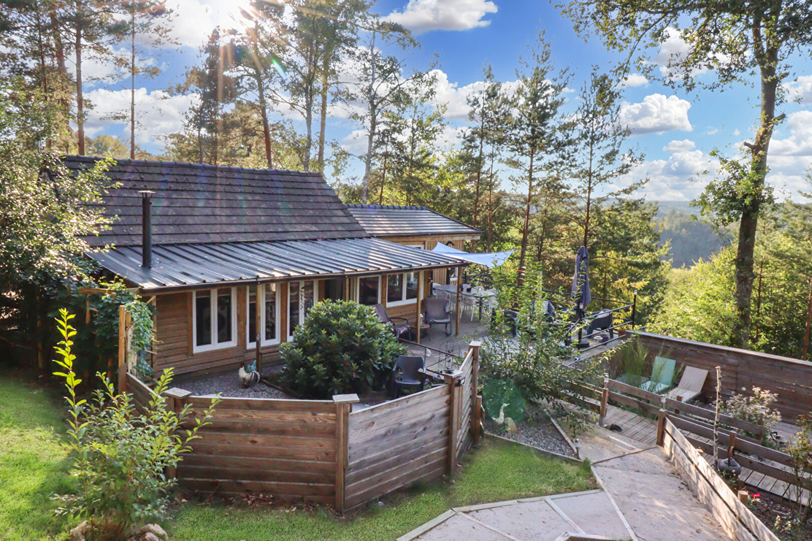 CORRÈZE. Marcillac-la-Croisille. Maison en bois à 3 minutes à pied du lac, avec 3 chambres, une maison d'été et un terrain de 1 353 m²