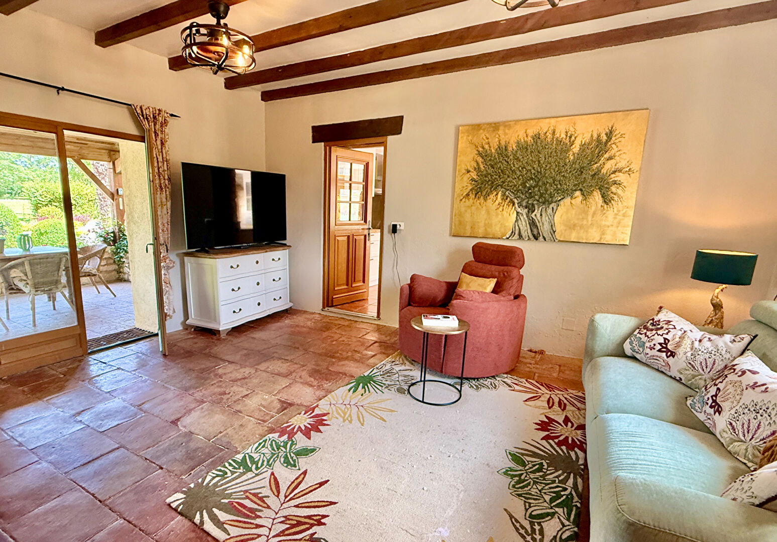 Three-bedroom property with swimming pool in Tarn-et-Garonne, Occitanie, featuring a covered terrace and landscaped garden.