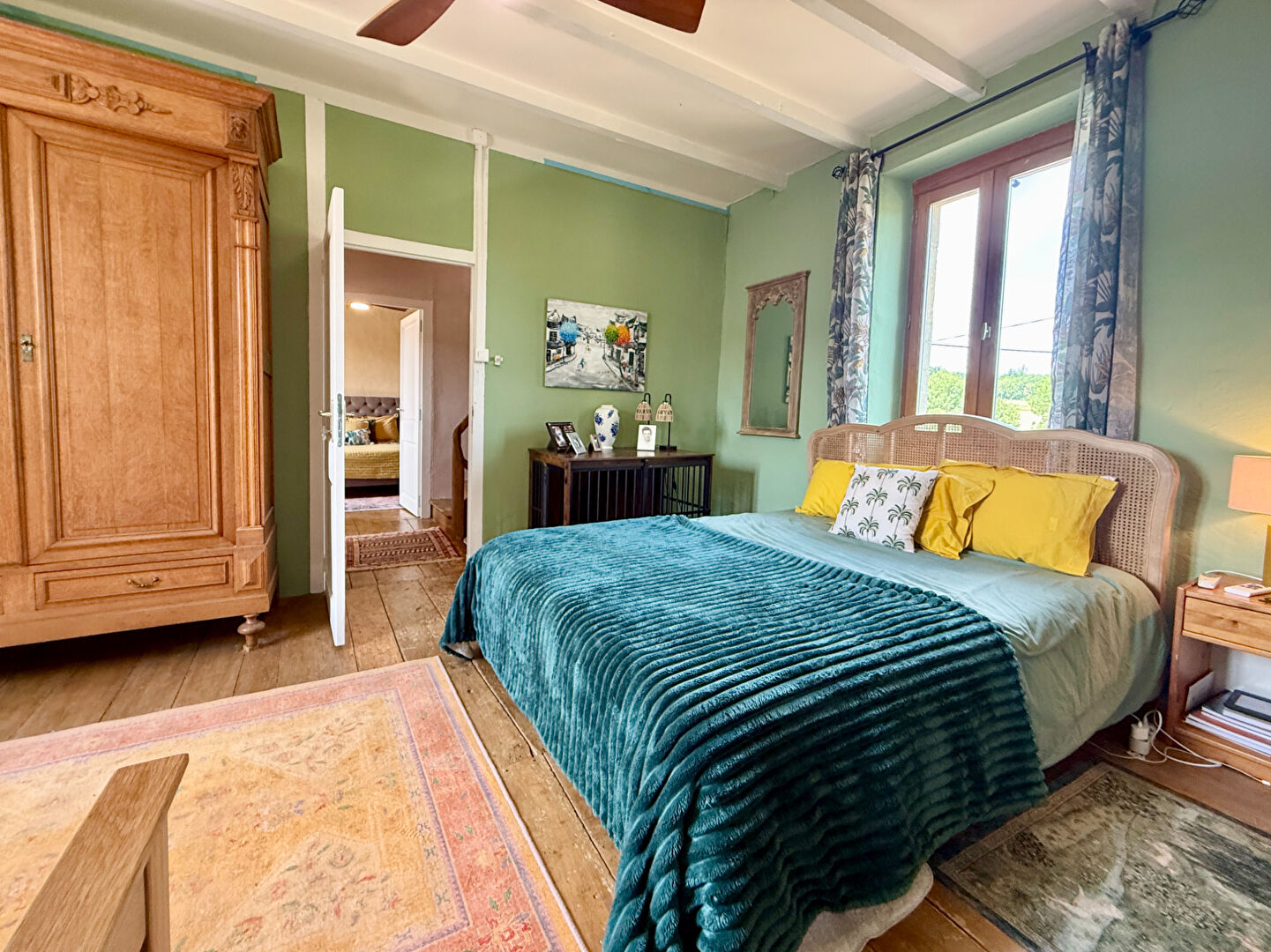 Three-bedroom property in Tarn-et-Garonne, Occitanie, featuring a swimming pool and elegant interior design.