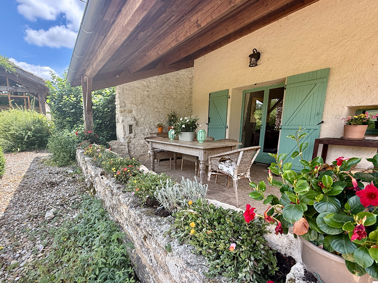 Three-bedroom property in Tarn-et-Garonne with a garden and swimming pool, surrounded by greenery.