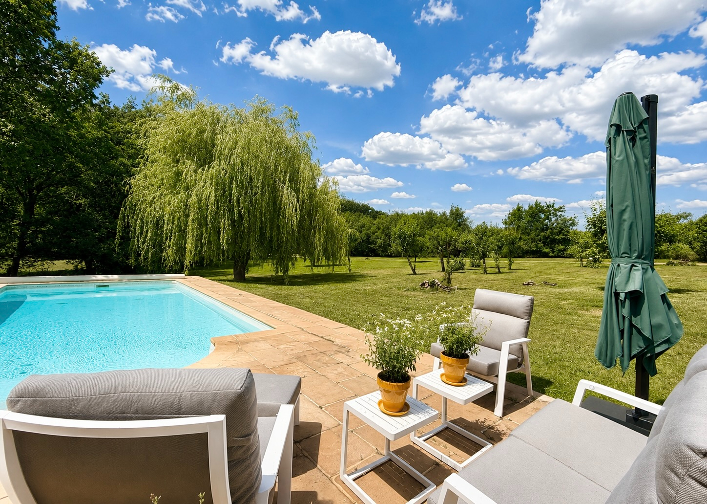 Charming property in Tarn-et-Garonne, Occitanie, featuring a swimming pool and landscaped outdoor space.