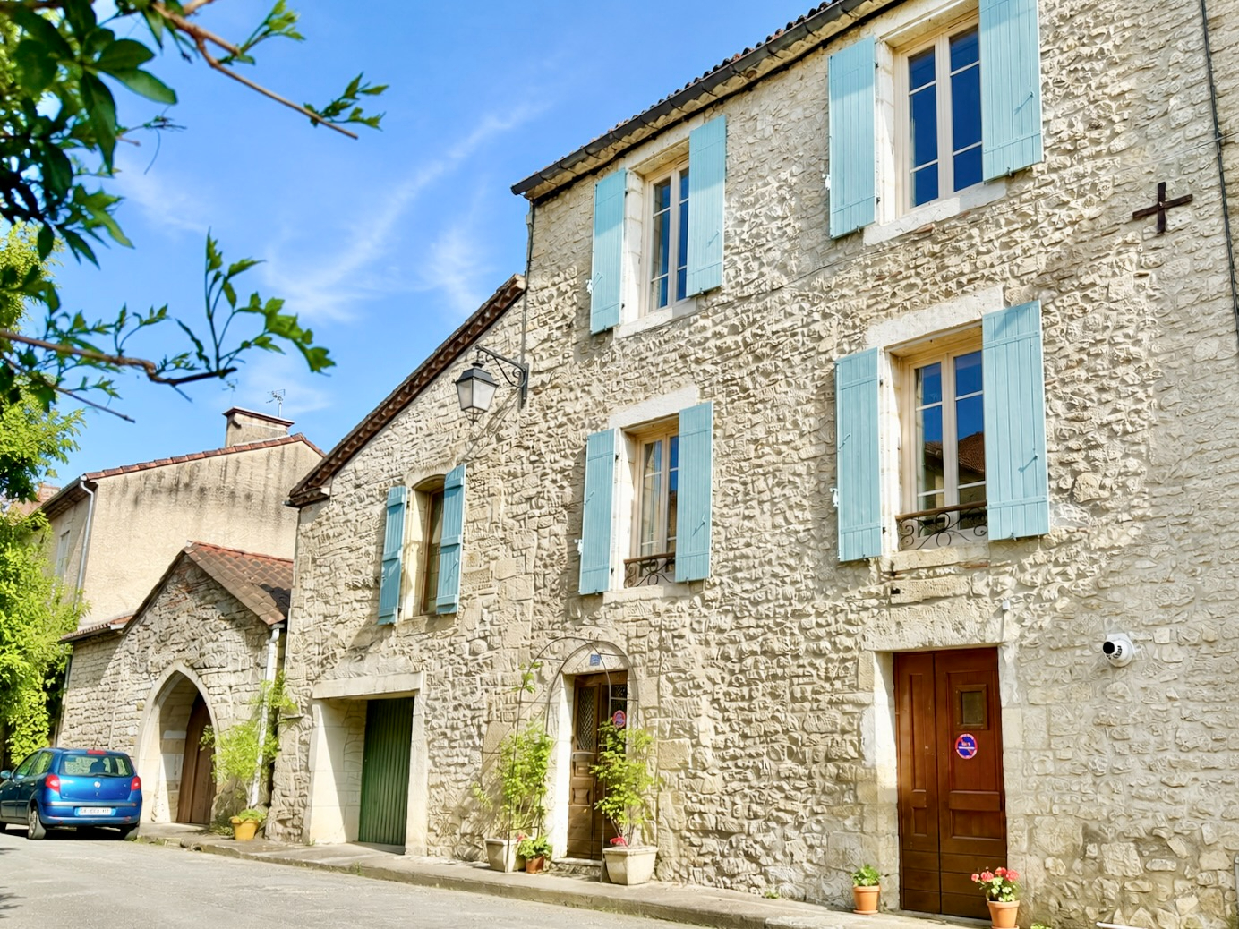 LOT - près de PRAYSSAC maison du village, 3 chambres,  2 salle de bains,grande terrasse au 1er étage,jardin et garage