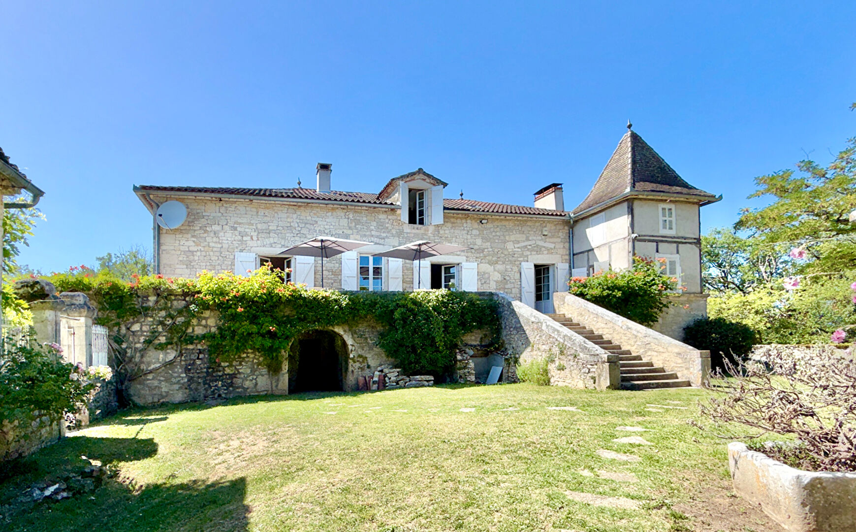 LOT ? CAHORS? Élégante Maison de Maître rénovée avec piscine, dépendances équestres et vues imprenables sur la campagne