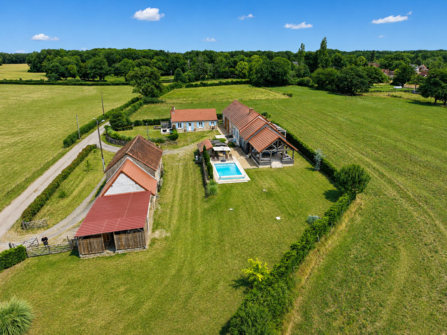 HAUTE-VIENNE - Magnifique propriété de campagne avec piscine, gîte, grange et plus de 2 500 m² de terrain