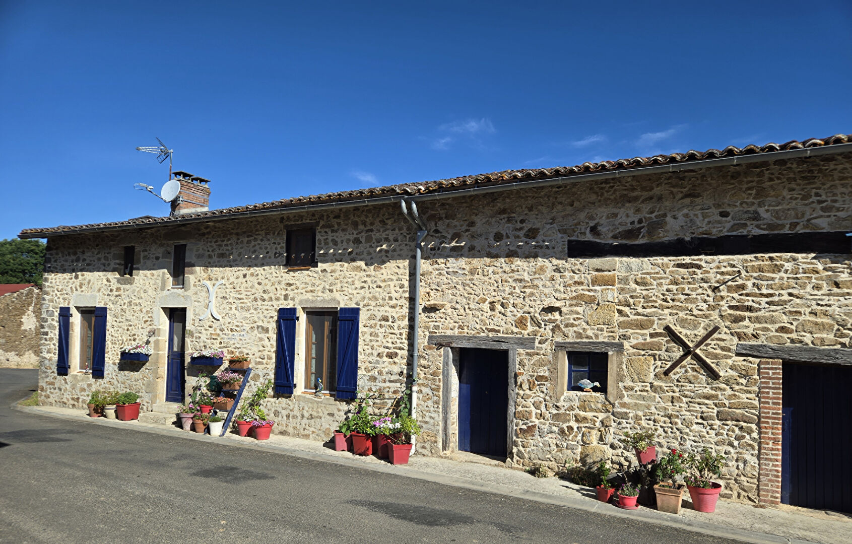 HAUTE VIENNE : Charmante grange rénovée, pleine de caractère, avec 3 chambres, située dans un hameau calme près de la ville historique de Bellac