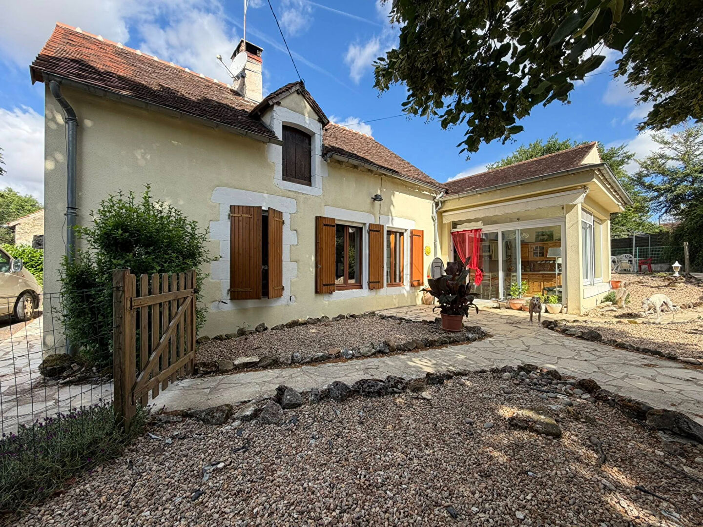 VIENNE ? Superbe propriété de campagne mitoyenne avec 1,2 hectare de terrain attenant, piscine et cadre champêtre exceptionnel.