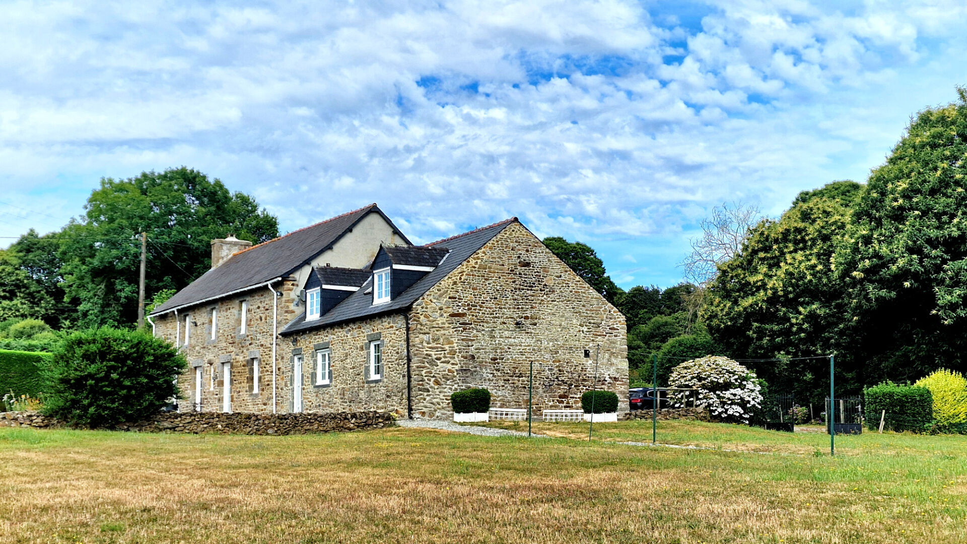 CÔTES D'ARMOR  Plemet - Belle et spacieuse maison en pierre avec gîte de 2 chambres, grand jardin, garage, parking, rural.