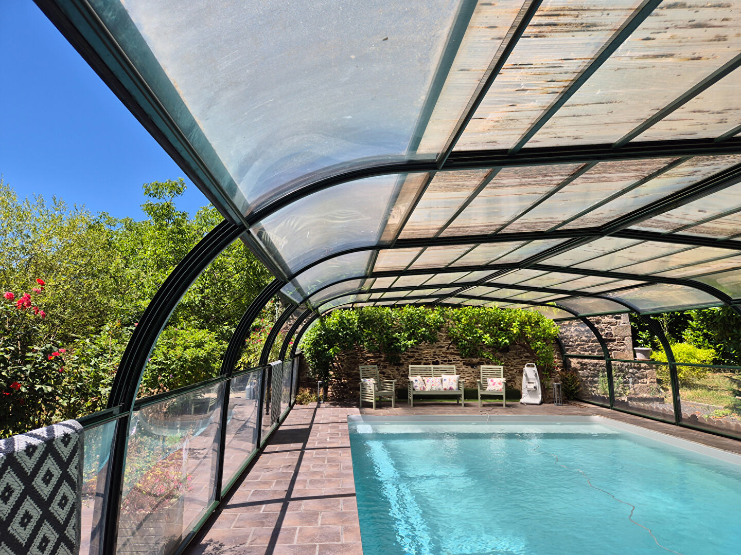 CORREZE. CHAMBOULIVE. Stone house with 6 bedrooms, swimming pool, 2 garages, car port, surrounded by gardens of 5 498m2