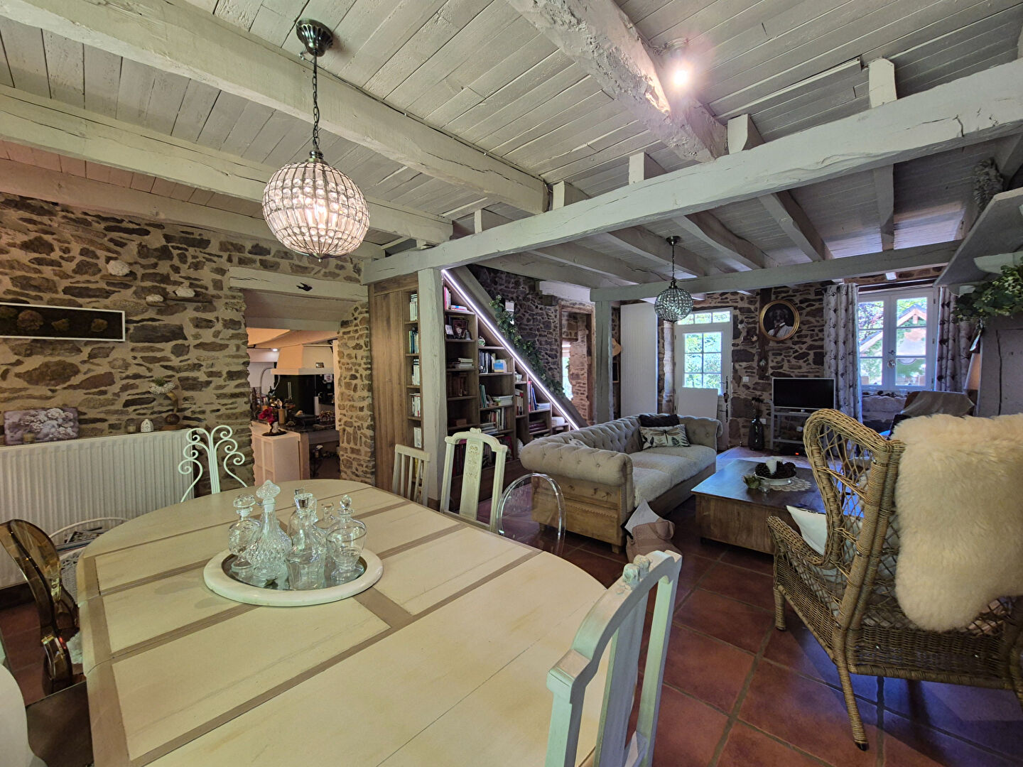 CORREZE. CHAMBOULIVE. Stone house with 6 bedrooms, swimming pool, 2 garages, car port, surrounded by gardens of 5 498m2