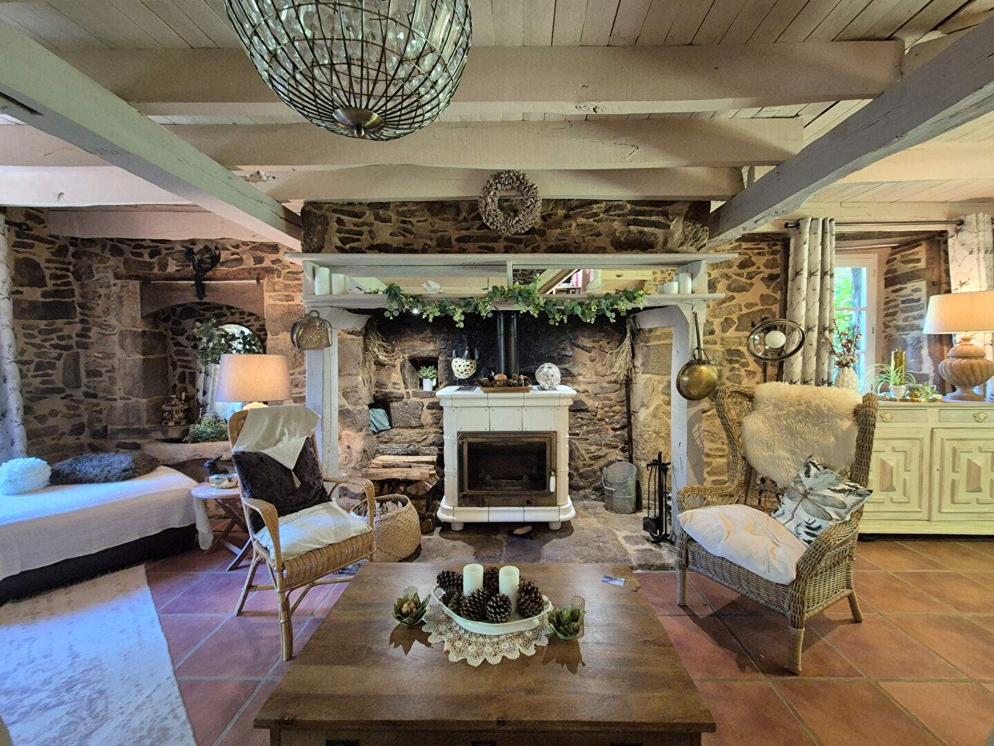 CORREZE. CHAMBOULIVE. Stone house with 6 bedrooms, swimming pool, 2 garages, car port, surrounded by gardens of 5 498m2