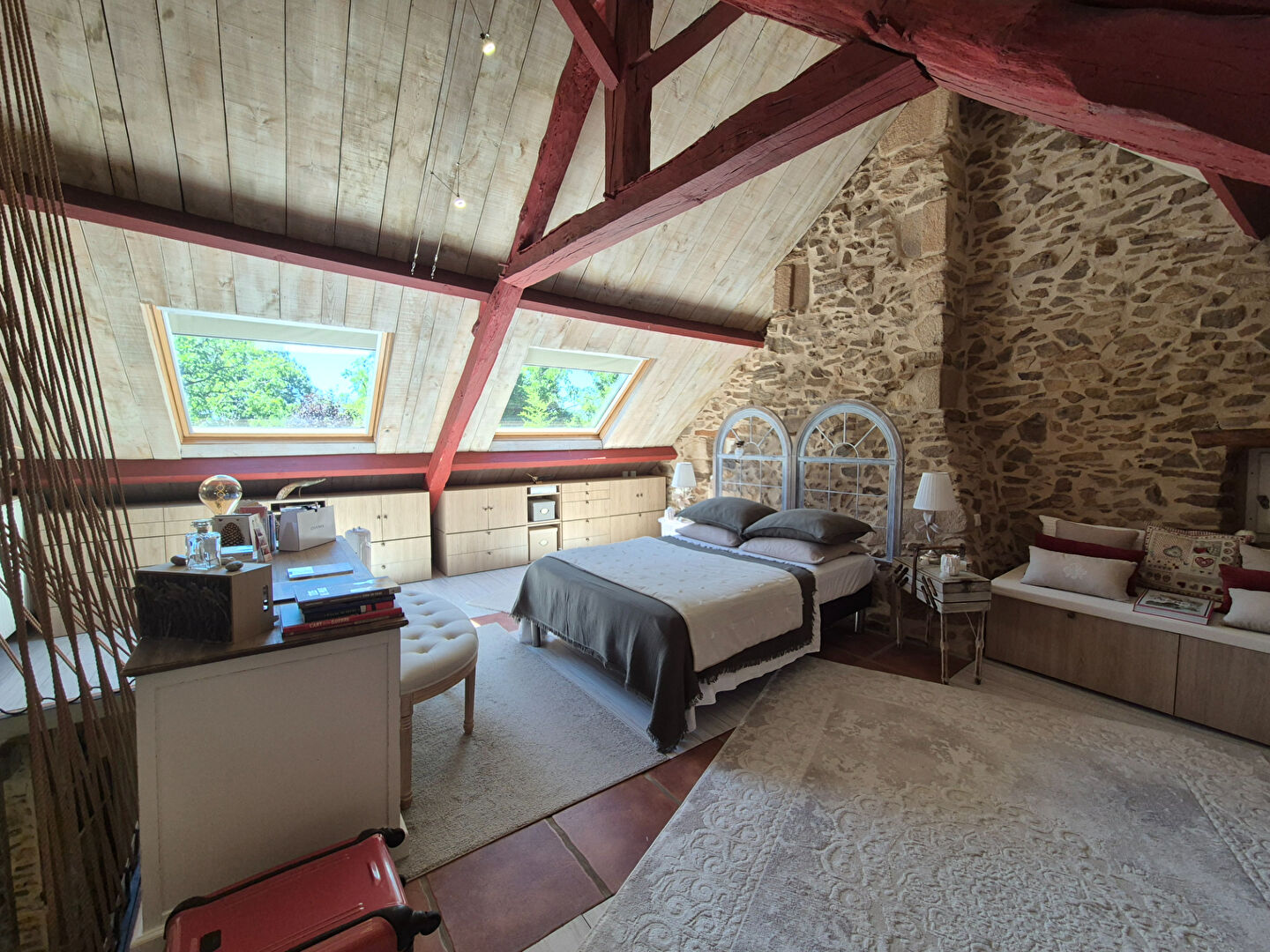 CORREZE. CHAMBOULIVE. Stone house with 6 bedrooms, swimming pool, 2 garages, car port, surrounded by gardens of 5 498m2