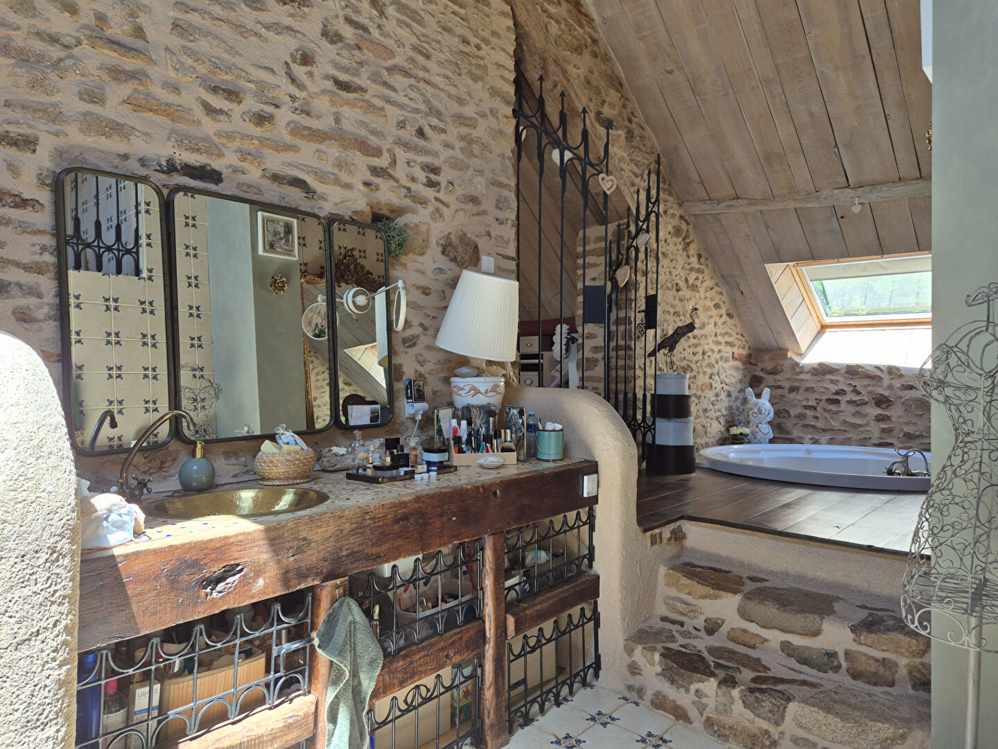 CORREZE. CHAMBOULIVE. Stone house with 6 bedrooms, swimming pool, 2 garages, car port, surrounded by gardens of 5 498m2