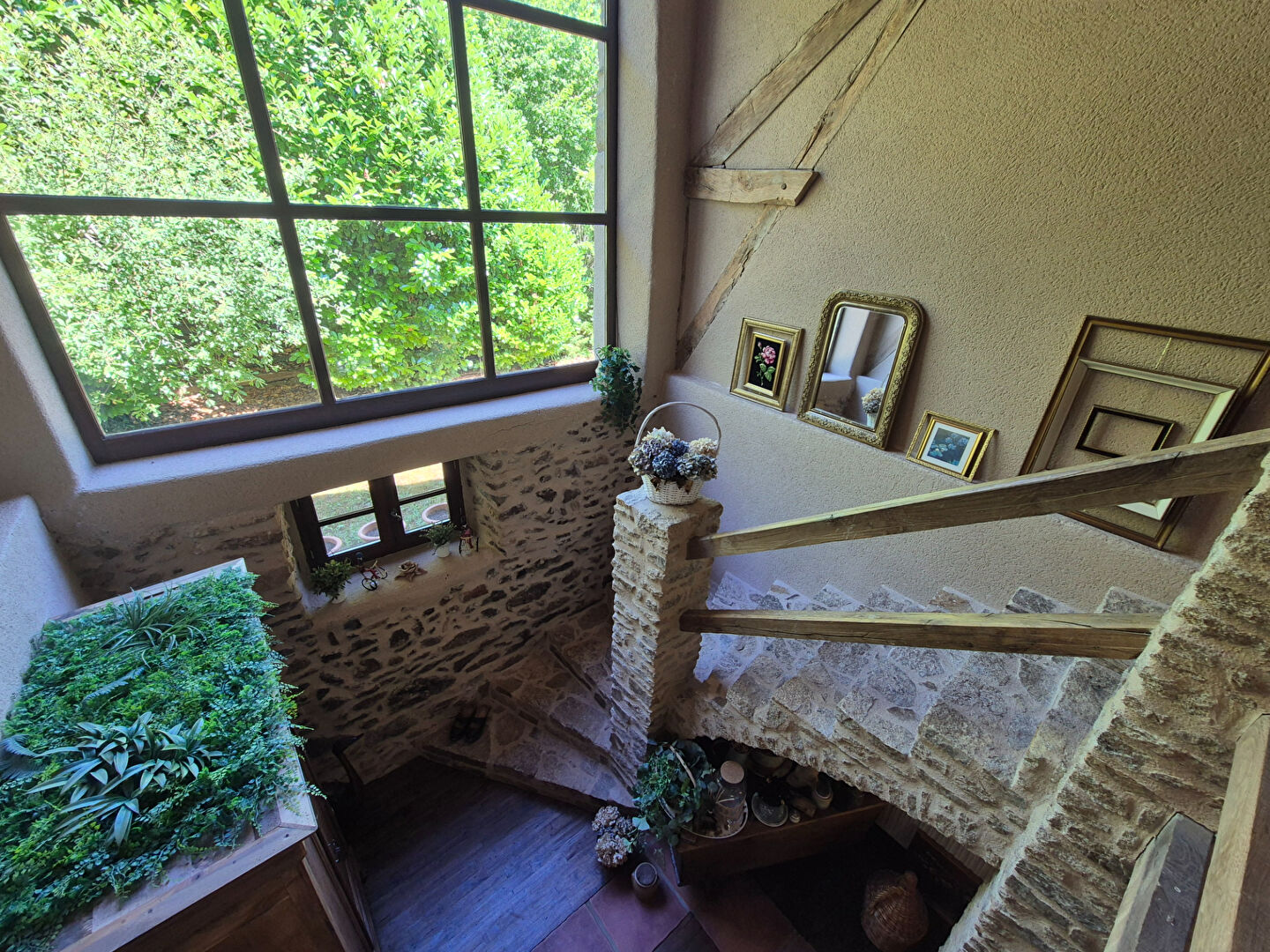 CORREZE. CHAMBOULIVE. Stone house with 6 bedrooms, swimming pool, 2 garages, car port, surrounded by gardens of 5 498m2