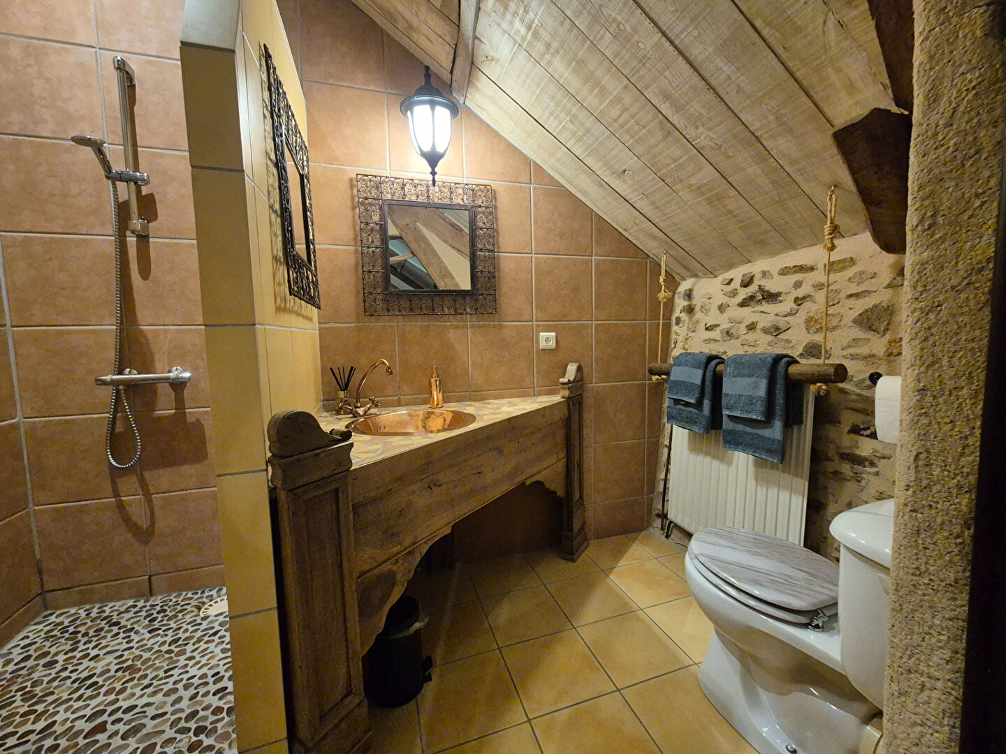 CORREZE. CHAMBOULIVE. Stone house with 6 bedrooms, swimming pool, 2 garages, car port, surrounded by gardens of 5 498m2