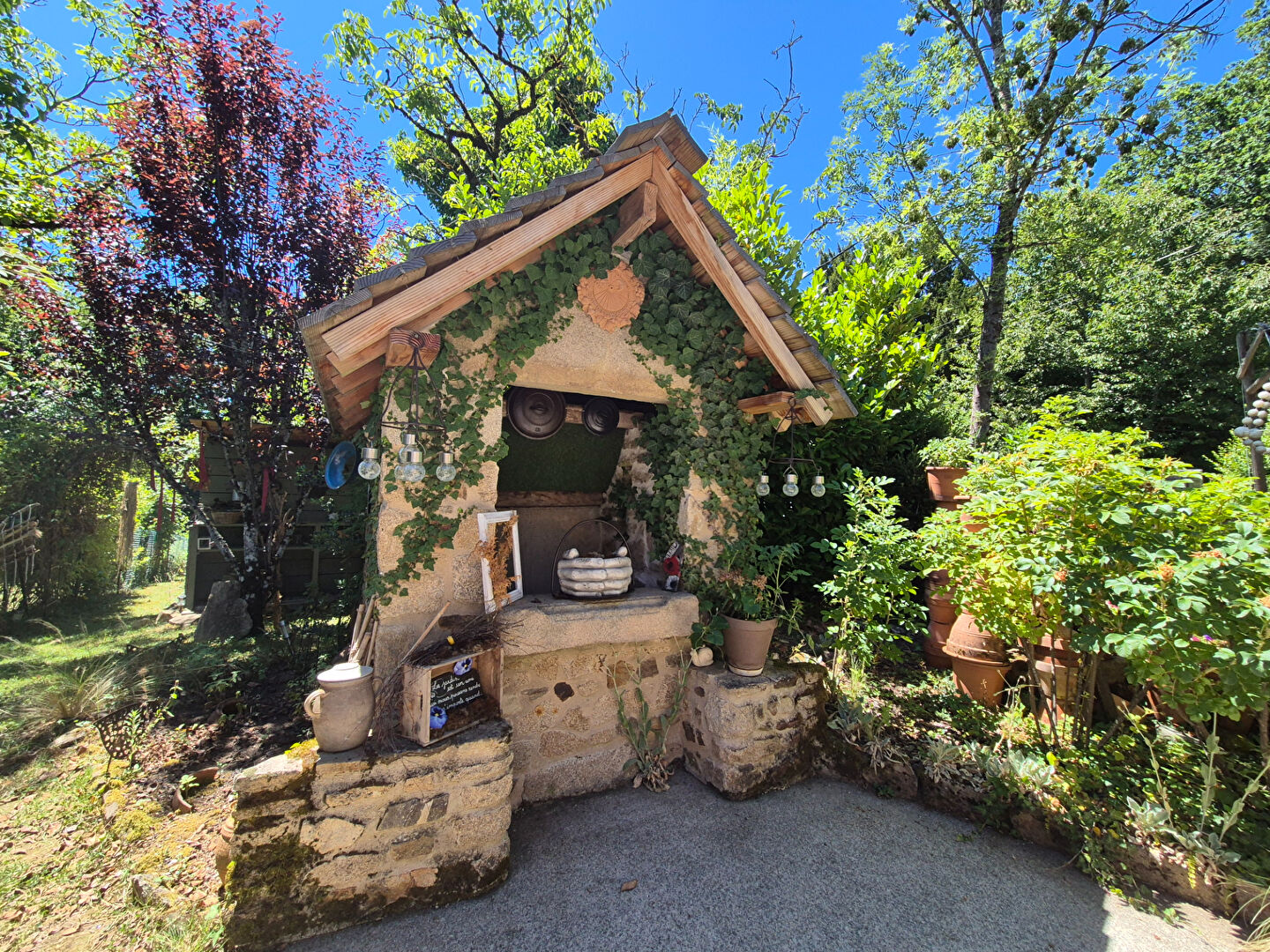 CORREZE. CHAMBOULIVE. Stone house with 6 bedrooms, swimming pool, 2 garages, car port, surrounded by gardens of 5 498m2