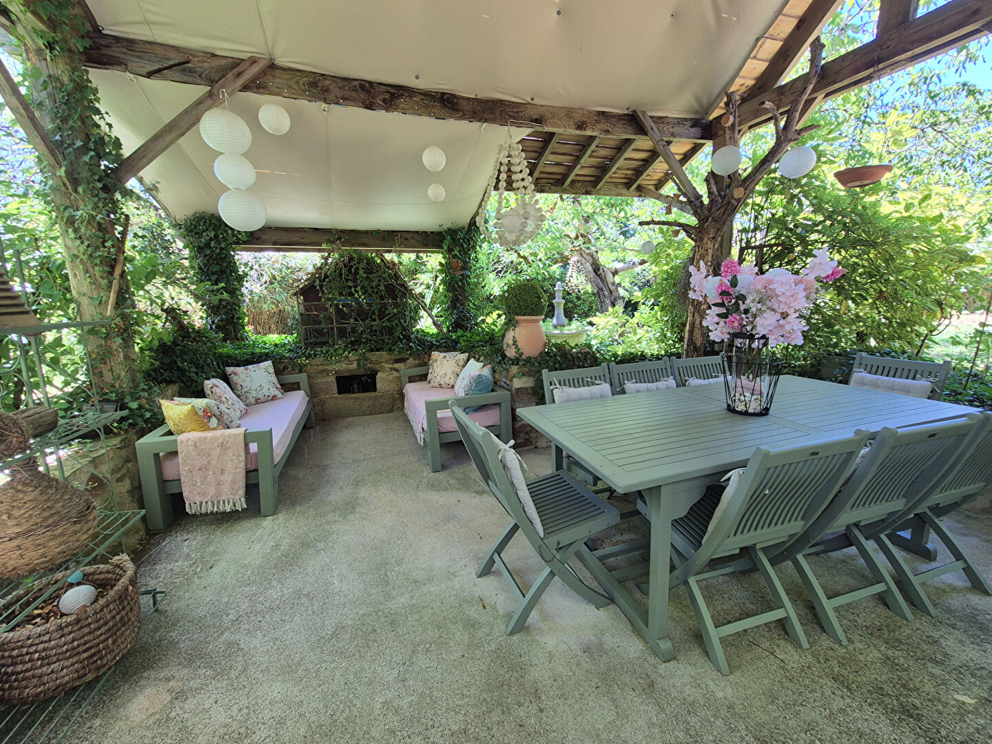 CORREZE. CHAMBOULIVE. Stone house with 6 bedrooms, swimming pool, 2 garages, car port, surrounded by gardens of 5 498m2