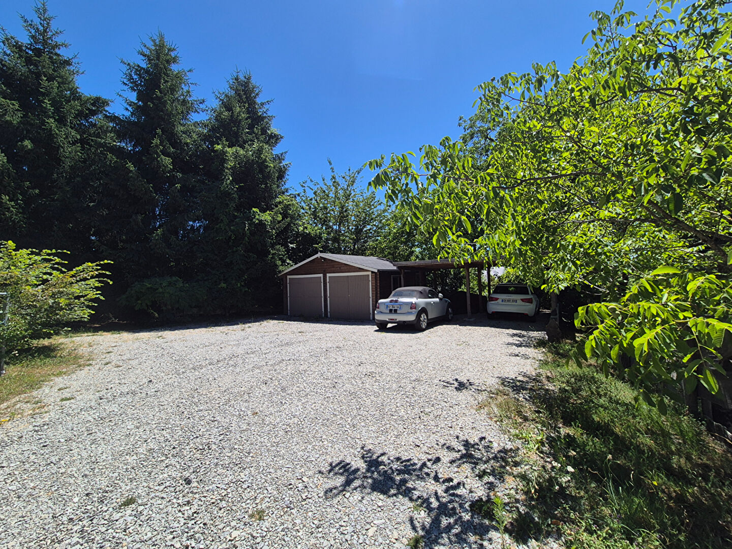 CORREZE. CHAMBOULIVE. Stone house with 6 bedrooms, swimming pool, 2 garages, car port, surrounded by gardens of 5 498m2