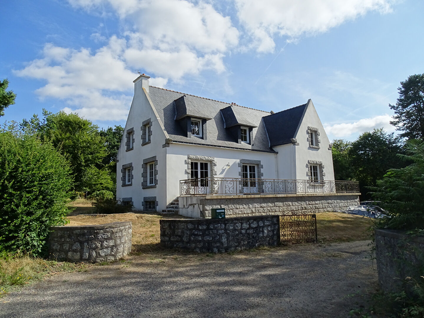 CÔTES-D'ARMOR. Superbe demeure bretonne en pierre de 6 chambres avec 3 070 m² de jardin arboré au coeur de Locarn