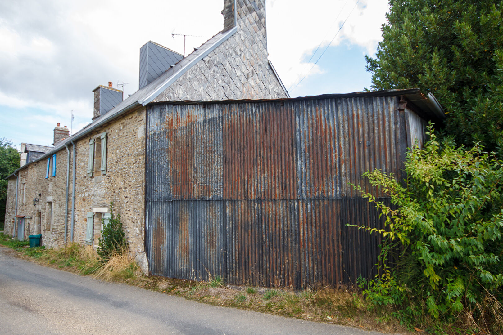 Manche : Character semi detached house to renovate in beautiful Normandie countryside.