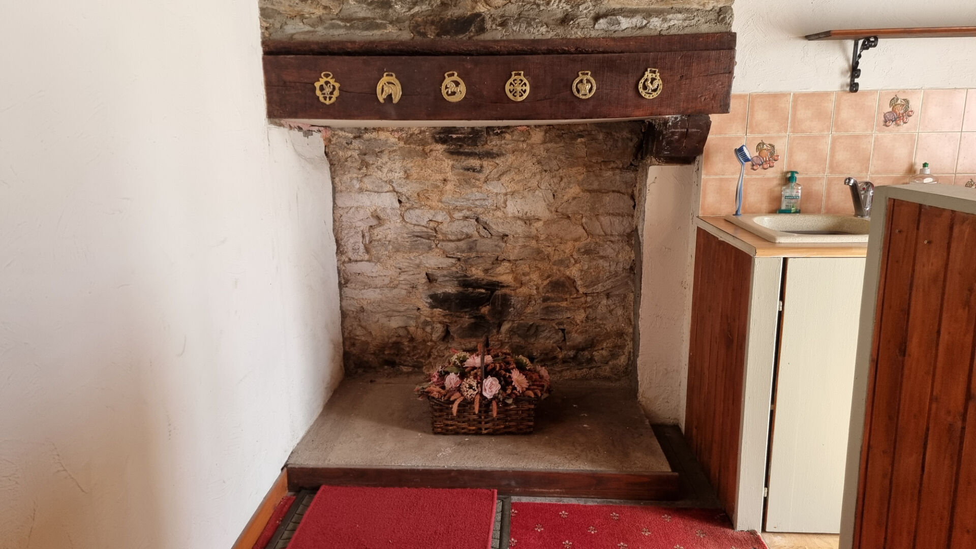 MORBIHAN, Near Rohan, Charming 2-Bed End-Terrace Home, Ideal First Home Or Holiday Getaway, Fully Furnished