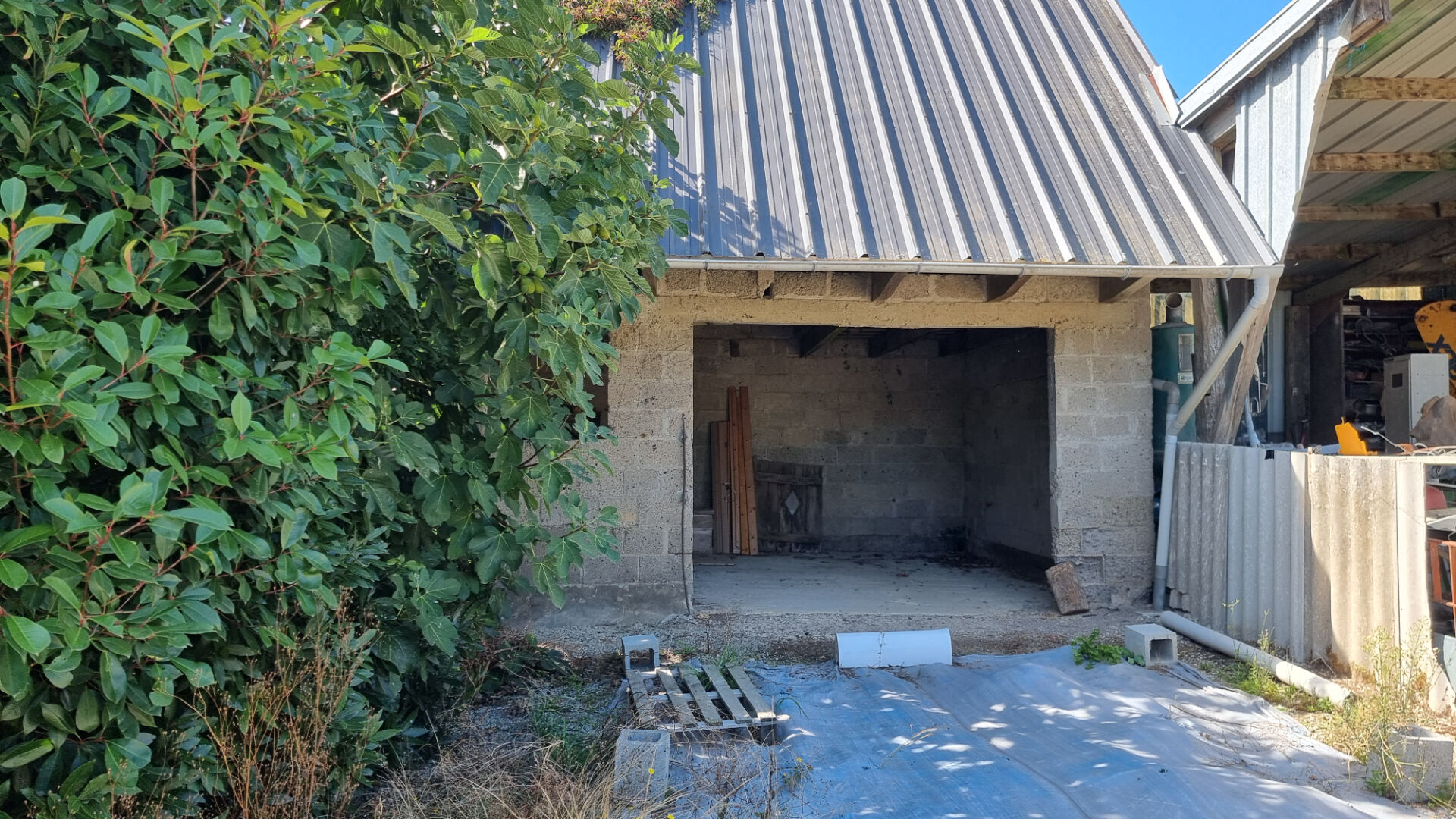 MORBIHAN, Near Rohan, Charming 2-Bed End-Terrace Home, Ideal First Home Or Holiday Getaway, Fully Furnished