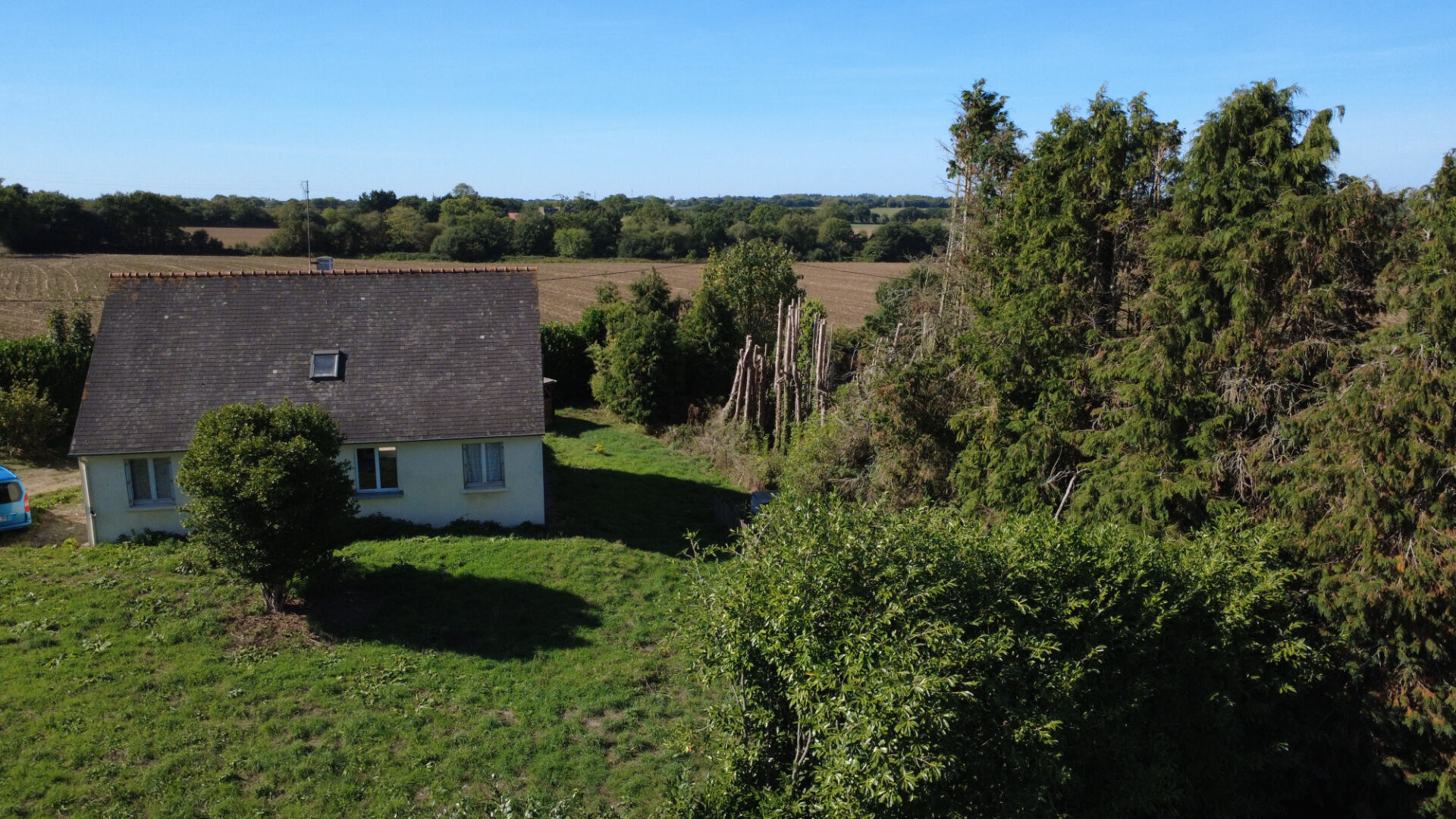 FINISTÈRE: Near Morlaix. Three bed house of 130 m² with workshop and 2,858 m² garden, 30 minutes from the coast.