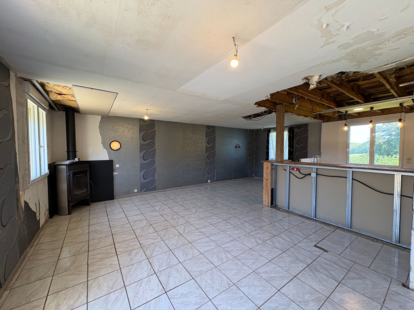 FINISTÈRE: Near Morlaix. Three bed house of 130 m² with workshop and 2,858 m² garden, 30 minutes from the coast.