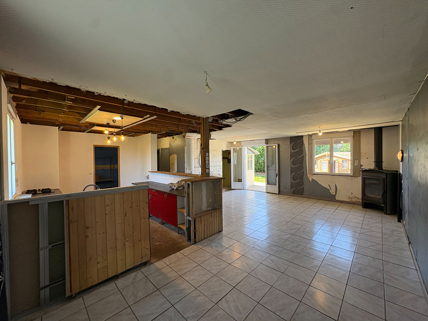 FINISTÈRE: Near Morlaix. Three bed house of 130 m² with workshop and 2,858 m² garden, 30 minutes from the coast.